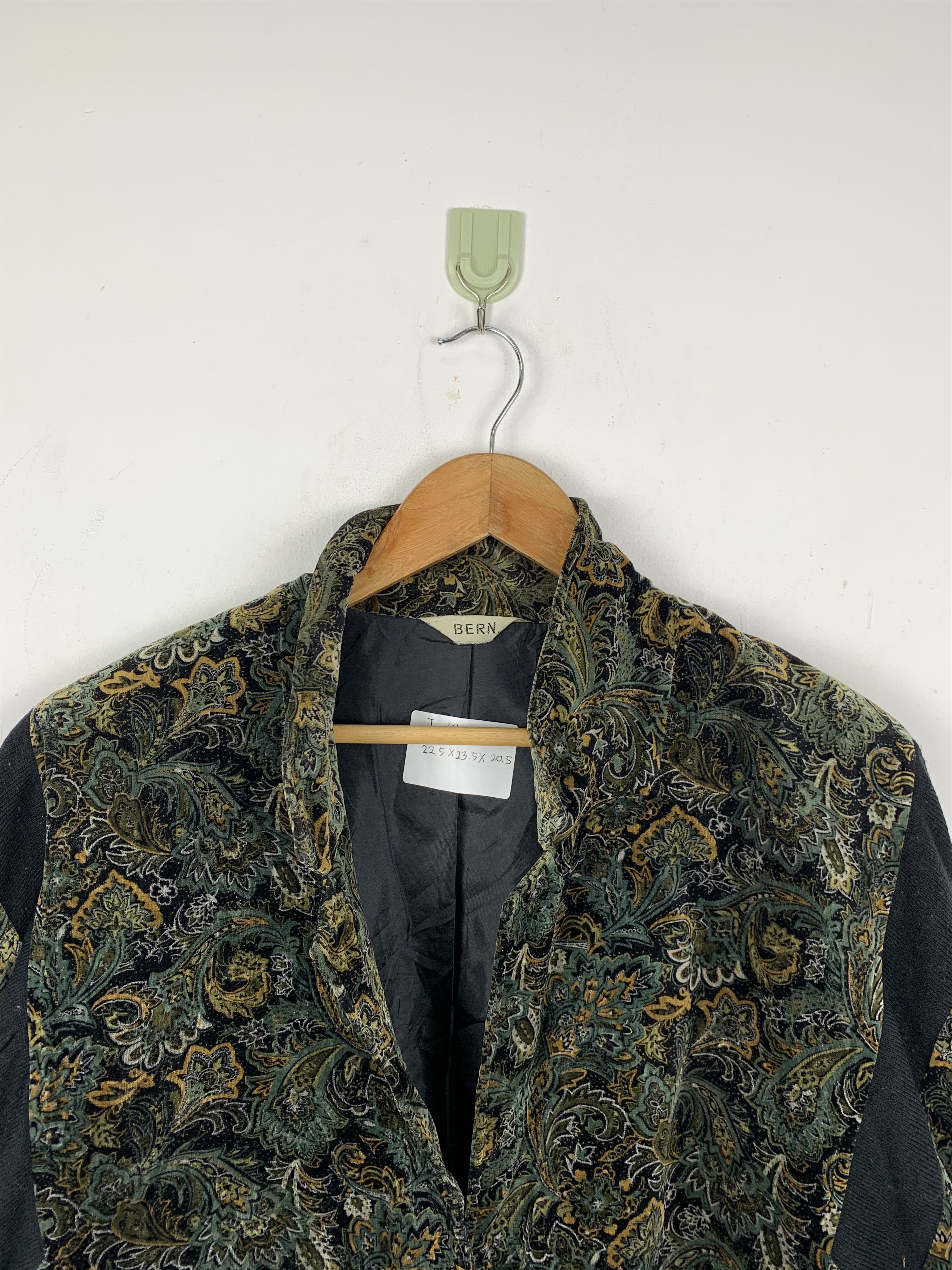 Vintage Vintage Bern Paisley Velvet Jacket J1423 Size US M / EU 48-50 / 2 - 2 Thumbnail