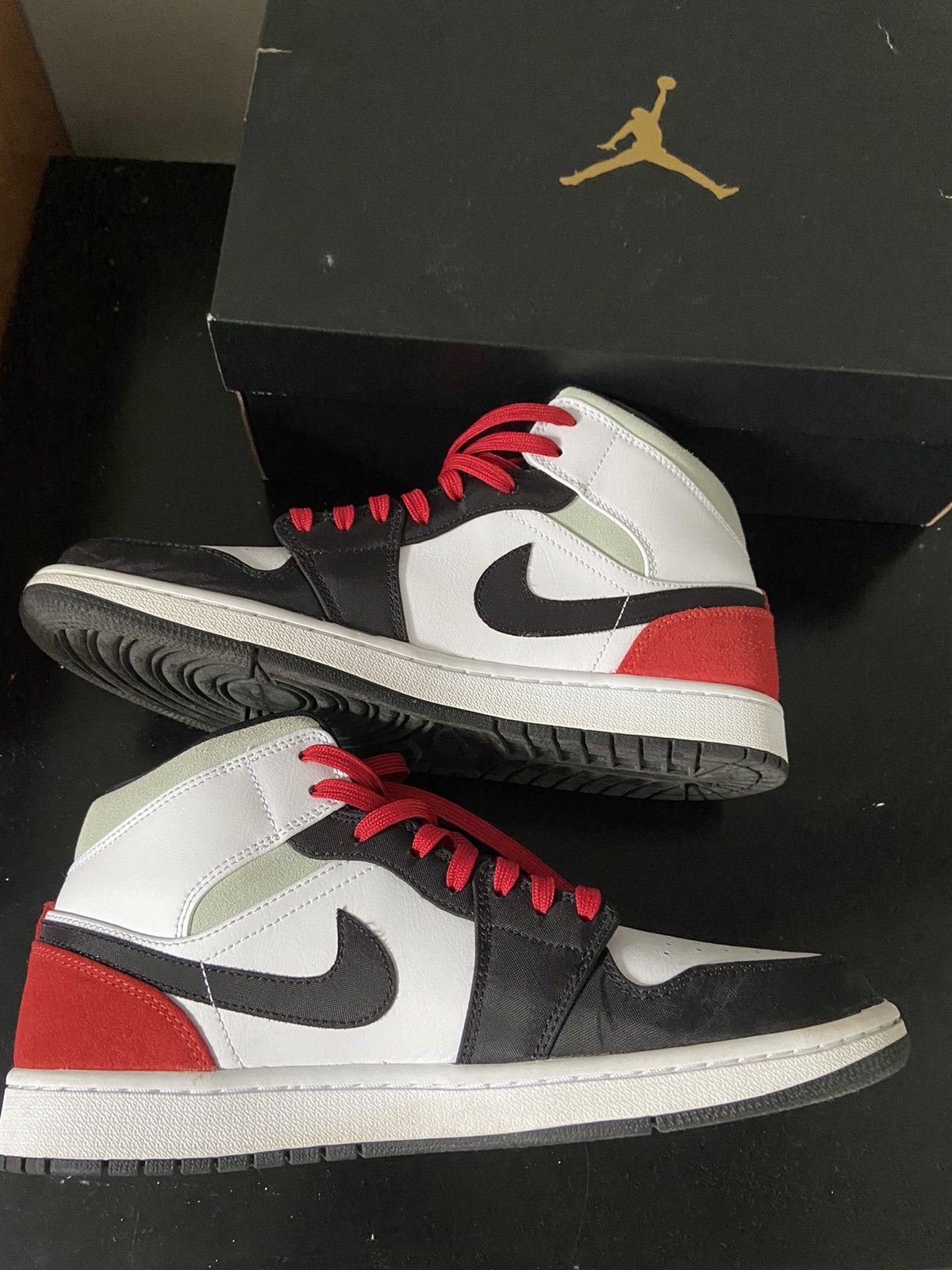 jordan 1 mid se red black toe
