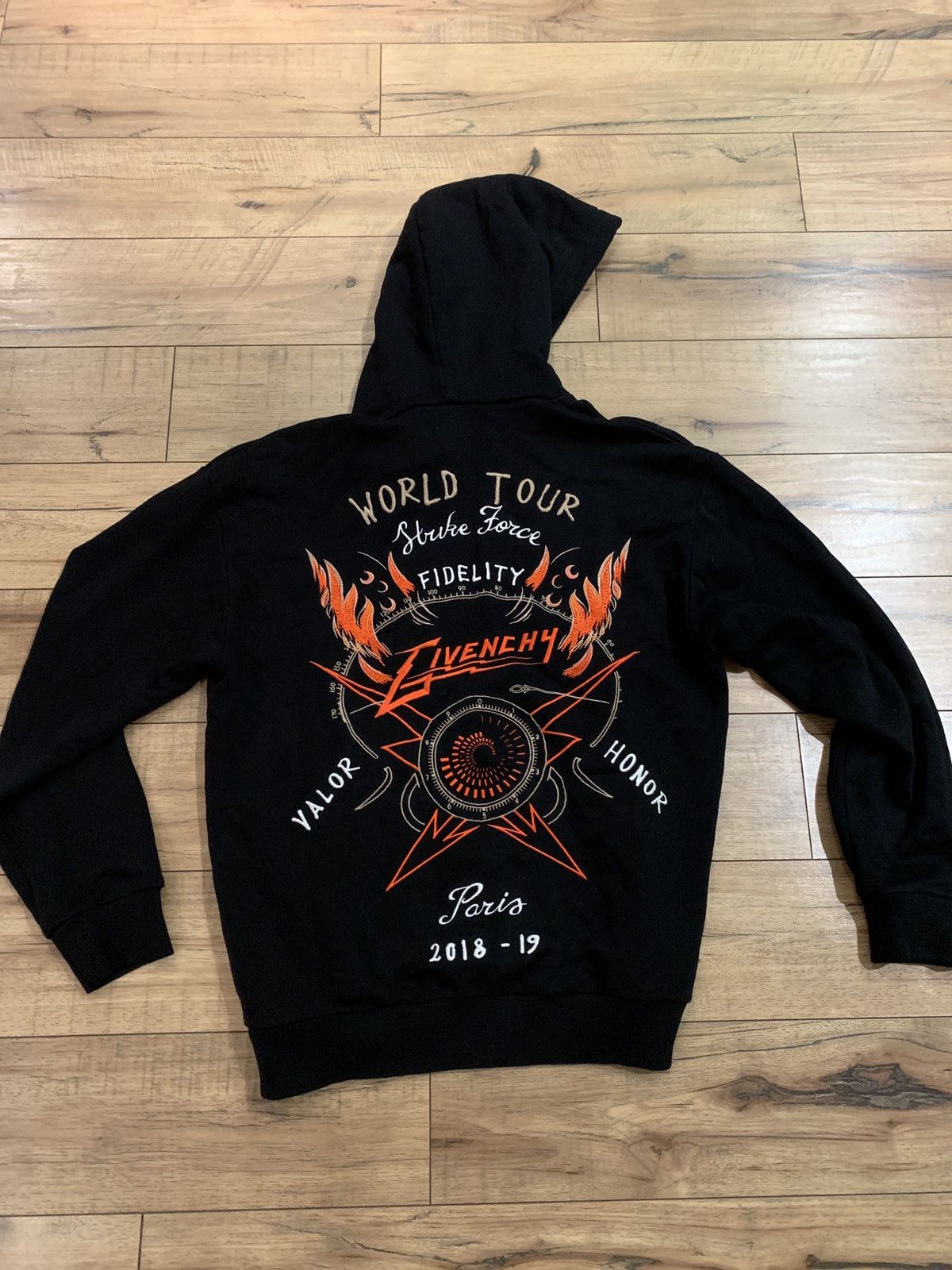 Givenchy Givenchy Sweatshirt Hoodie Size Small World Tour Size US S / EU 44-46 / 1 - 2 Thumbnail
