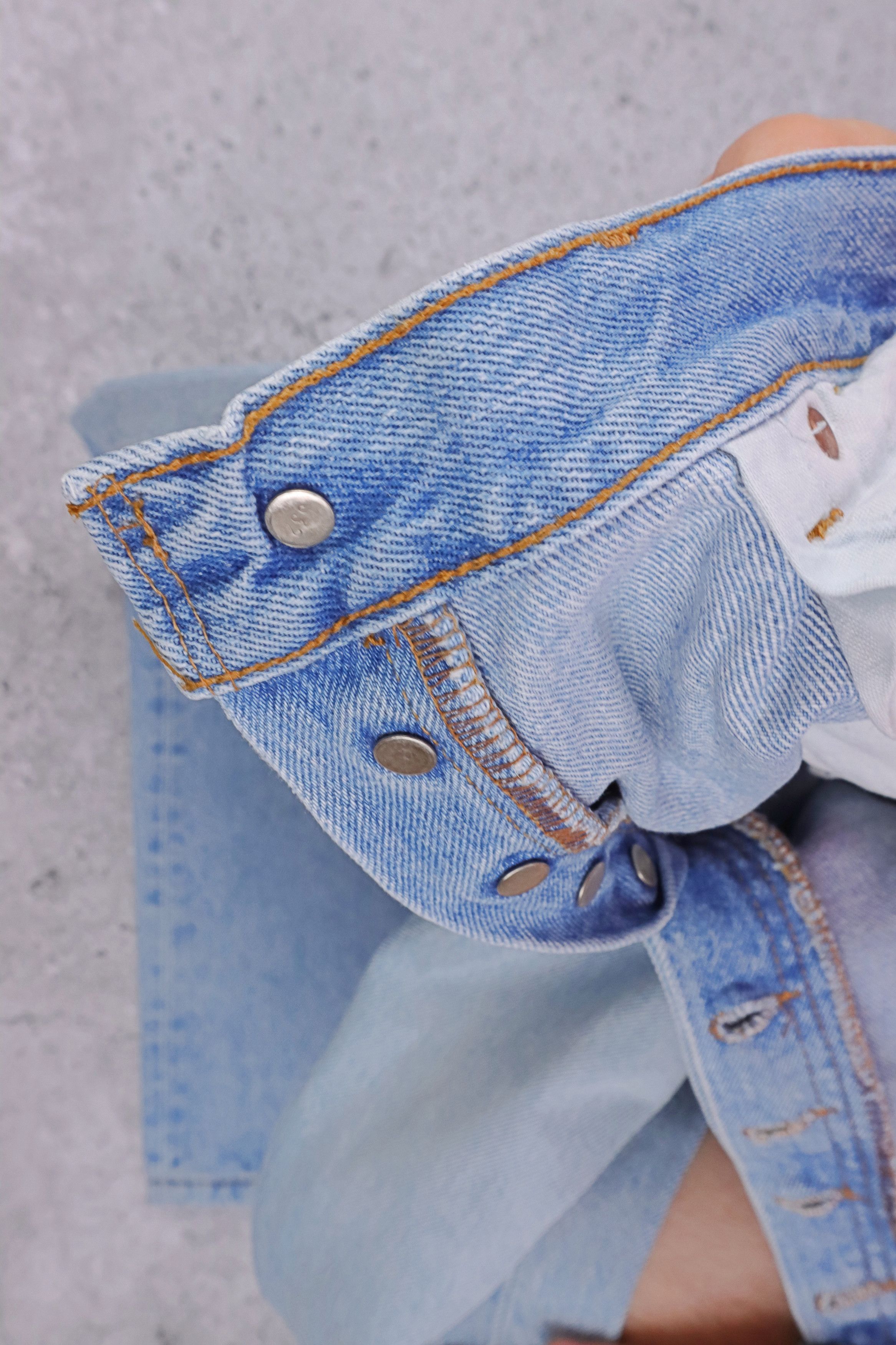 Levi's Levis 501 Made in USA Light Wash Button Fly Denim Jeans Size US 33 - 8 Thumbnail