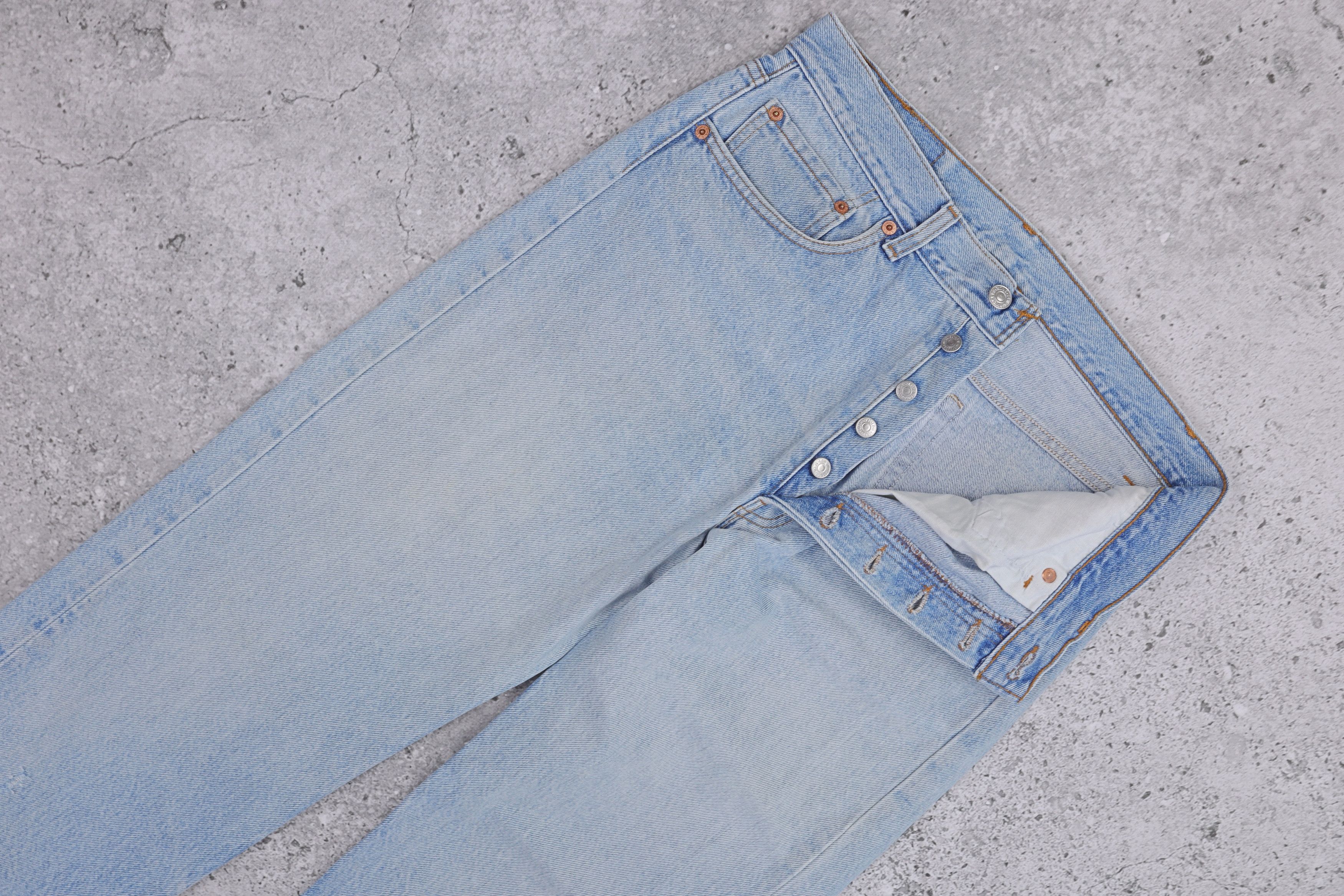 Levi's Levis 501 Made in USA Light Wash Button Fly Denim Jeans Size US 33 - 5 Thumbnail