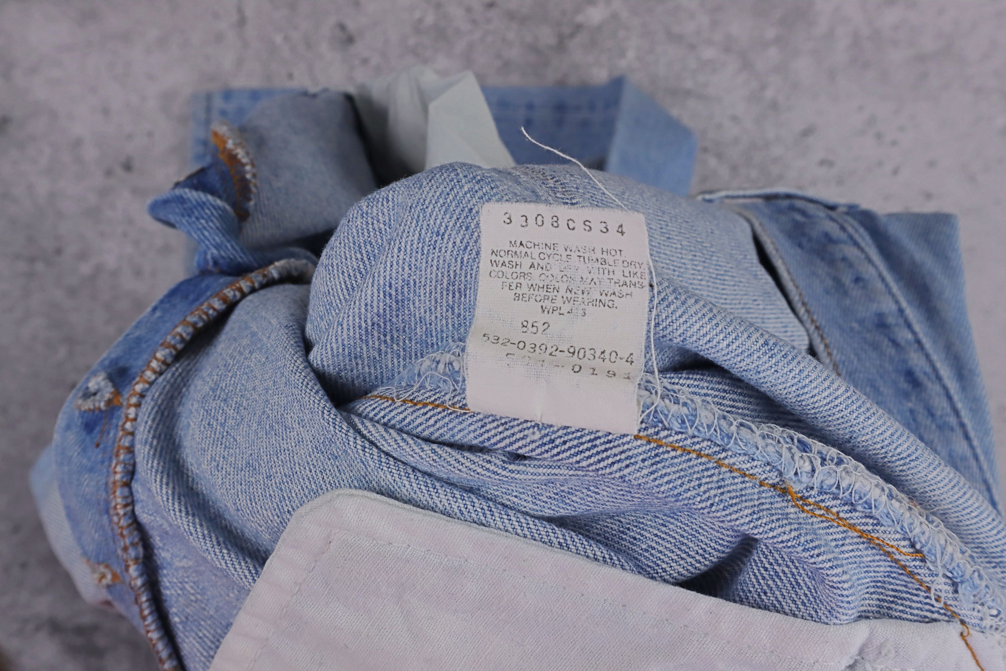 Levi's Levis 501 Made in USA Light Wash Button Fly Denim Jeans Size US 33 - 12 Thumbnail