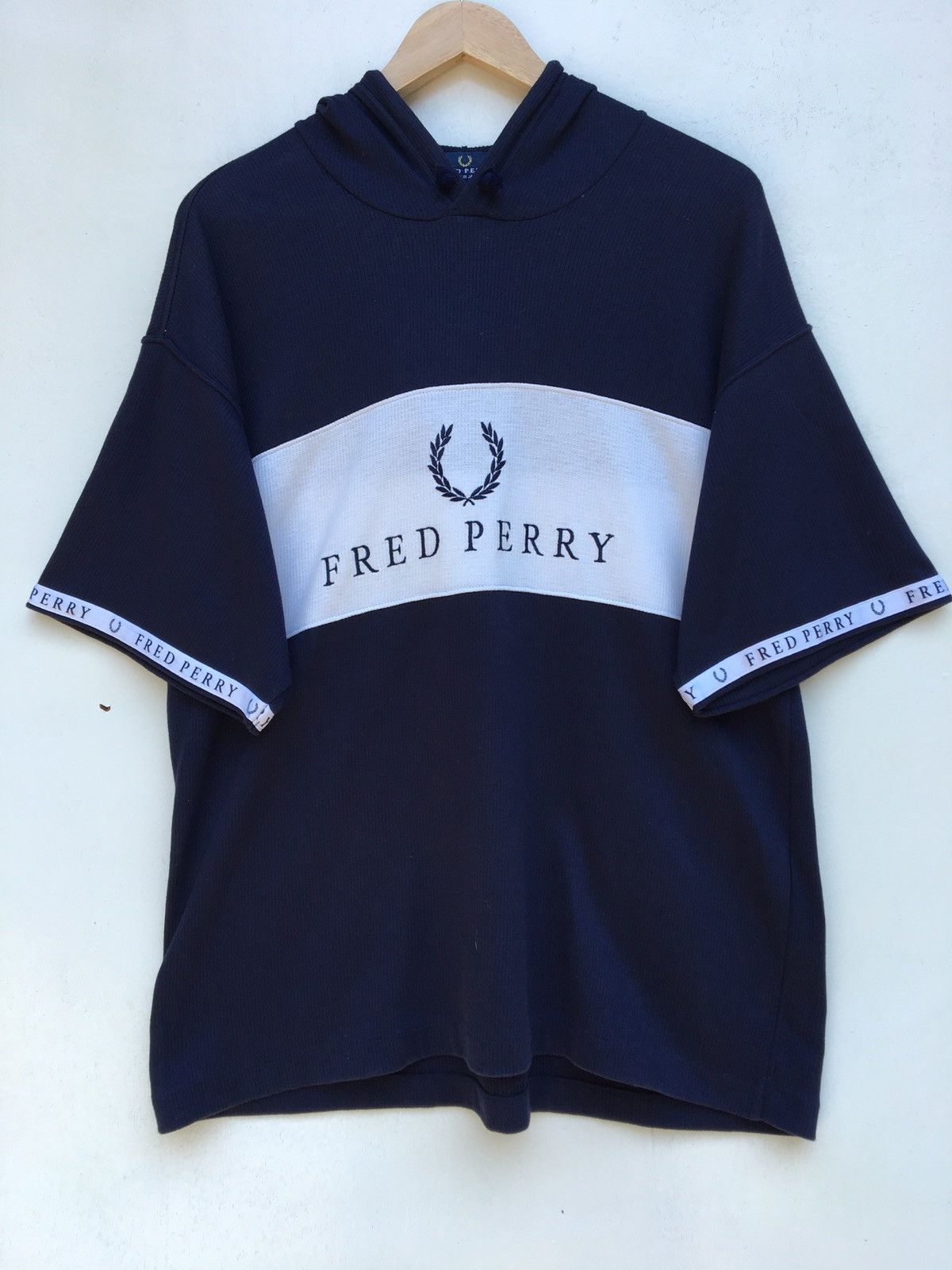 Fred Perry Shortsleeved Fred Perry Hoodie with Big Logo Size US M / EU 48-50 / 2 - 6 Thumbnail