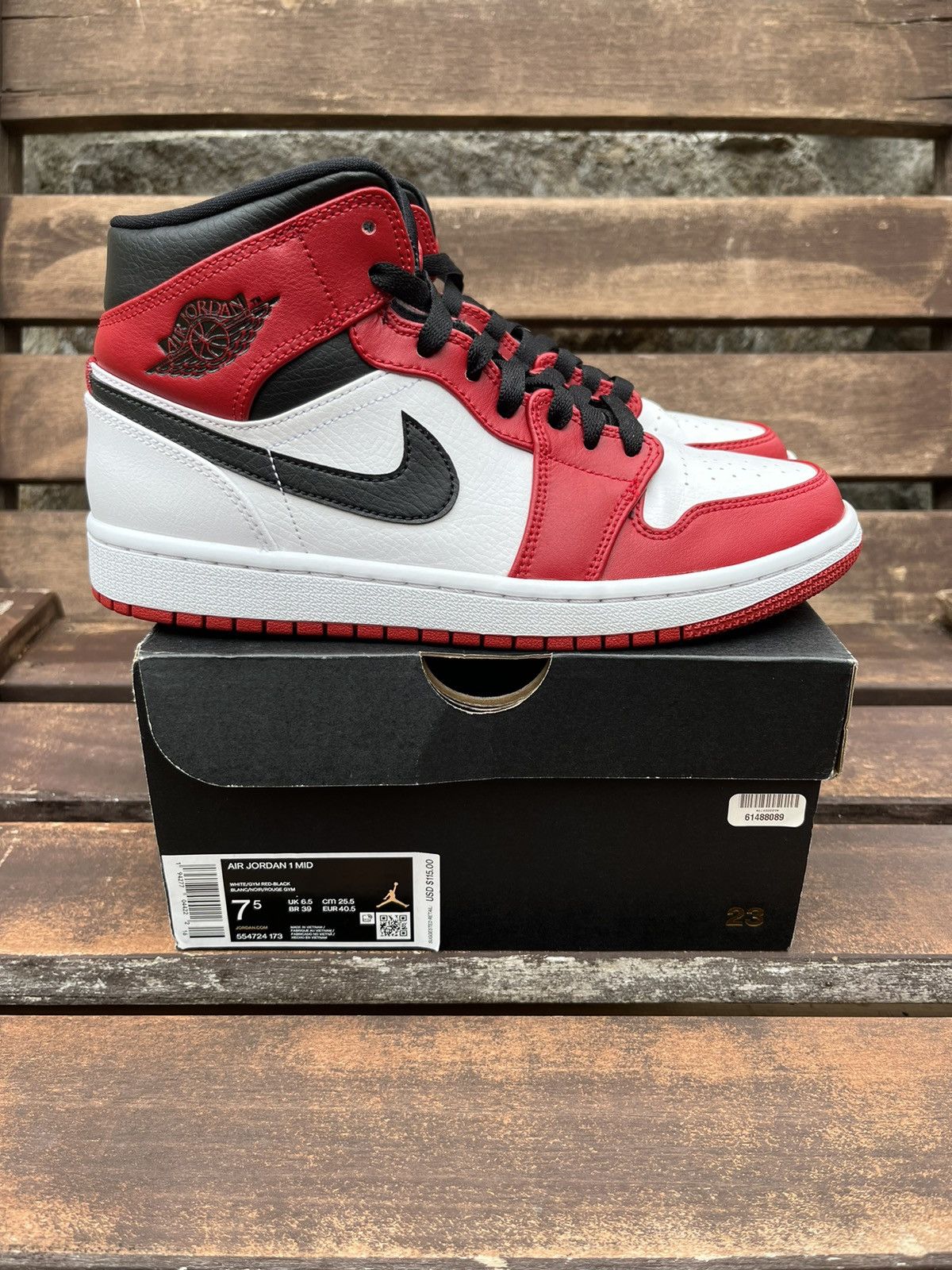 Air Jordan 1 mid shops chicago size 5Y