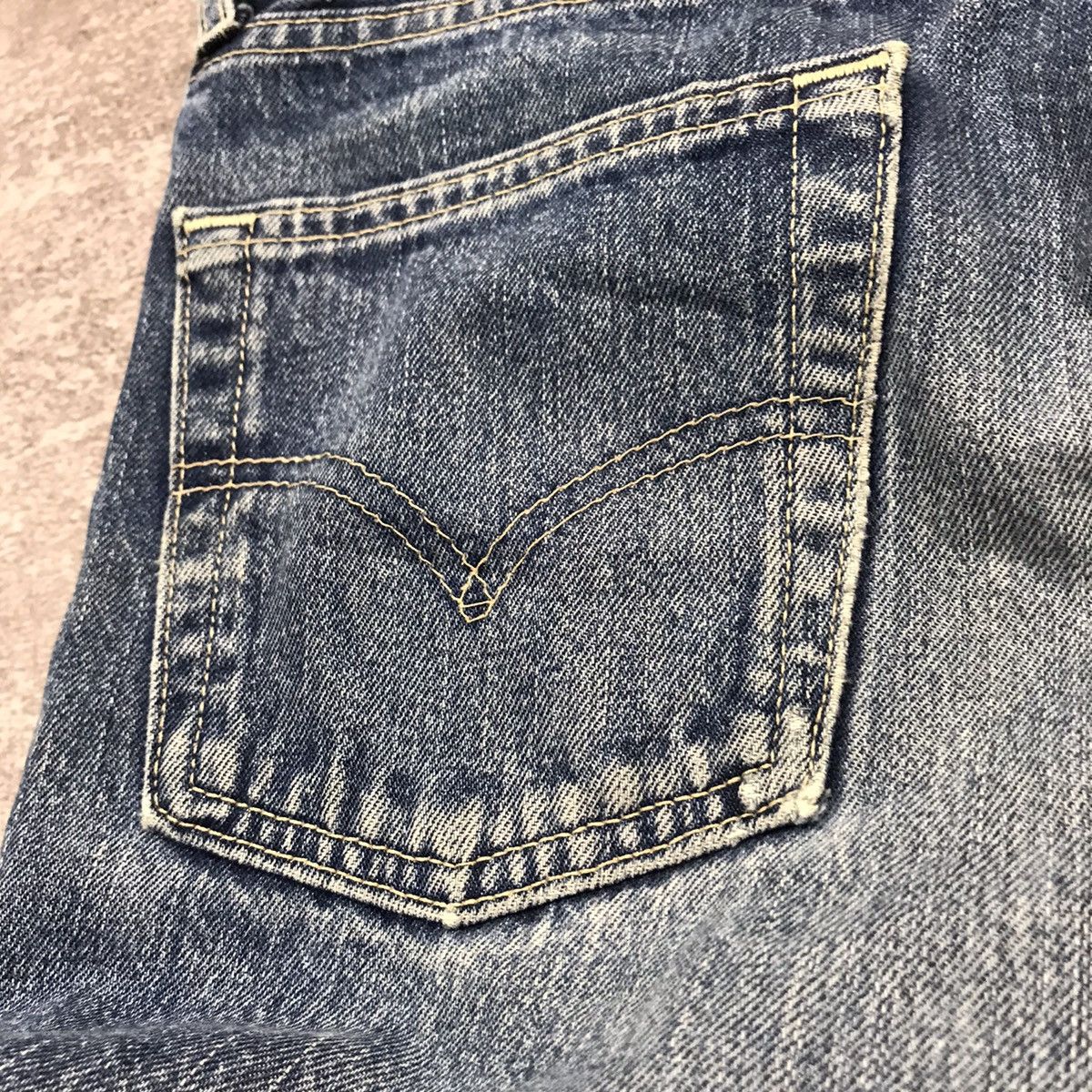 Levi's Vintage Levis 551 Made in U.K Jeans Size US 32 / EU 48 - 22 Thumbnail