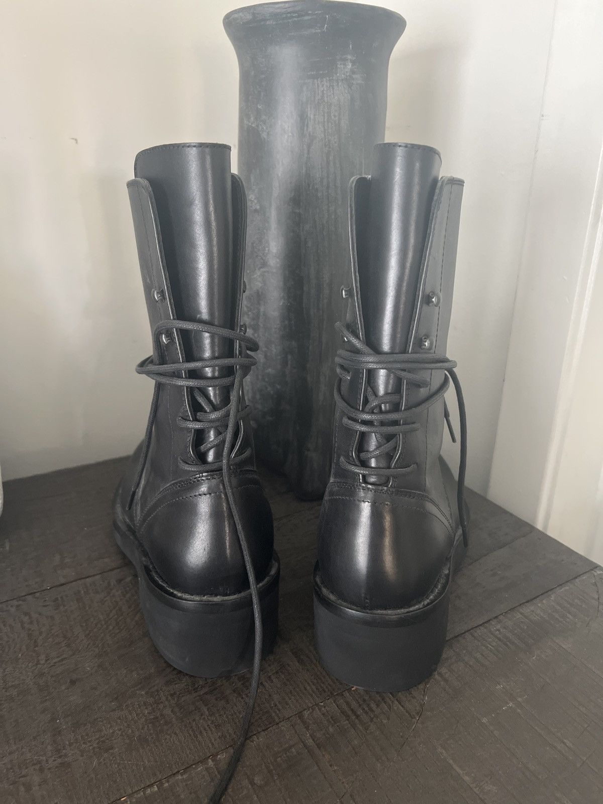 THE BOOTS. Back lace up leather slight platform