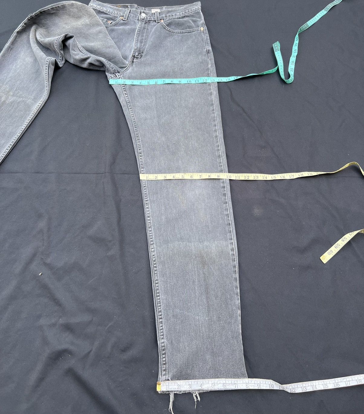 Levi's VTG 2002 Levi’s 550 Dirty Fade Black Denim Relaxed Fit Jeans Size US 32 / EU 48 - 3 Thumbnail