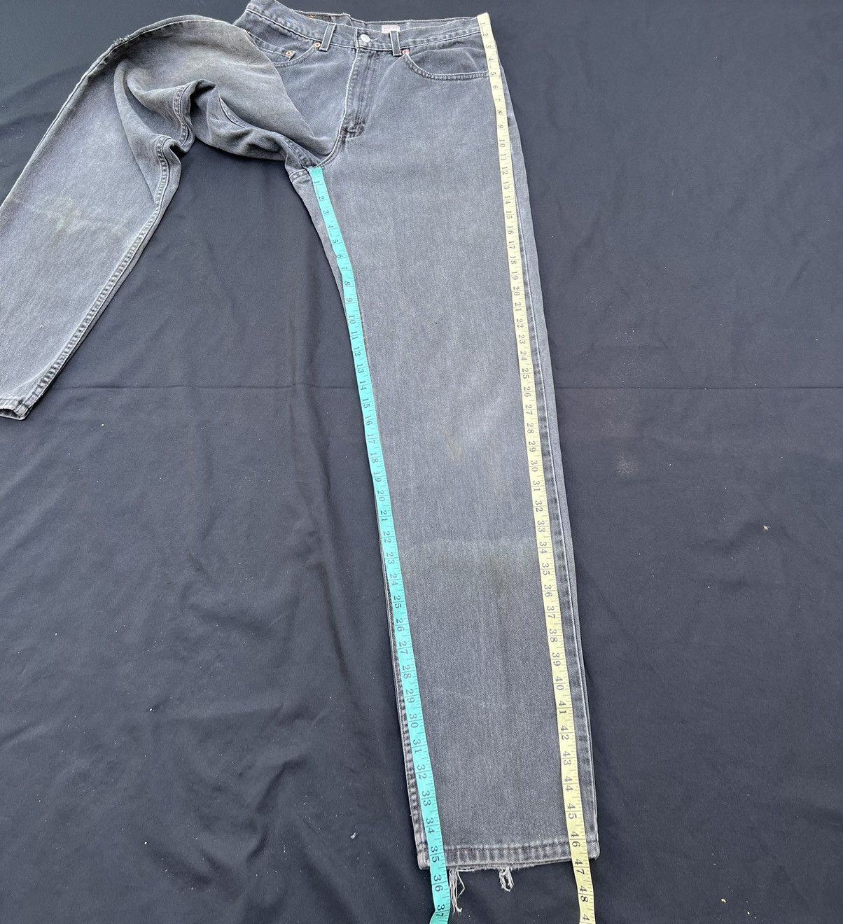 Levi's VTG 2002 Levi’s 550 Dirty Fade Black Denim Relaxed Fit Jeans Size US 32 / EU 48 - 4 Thumbnail