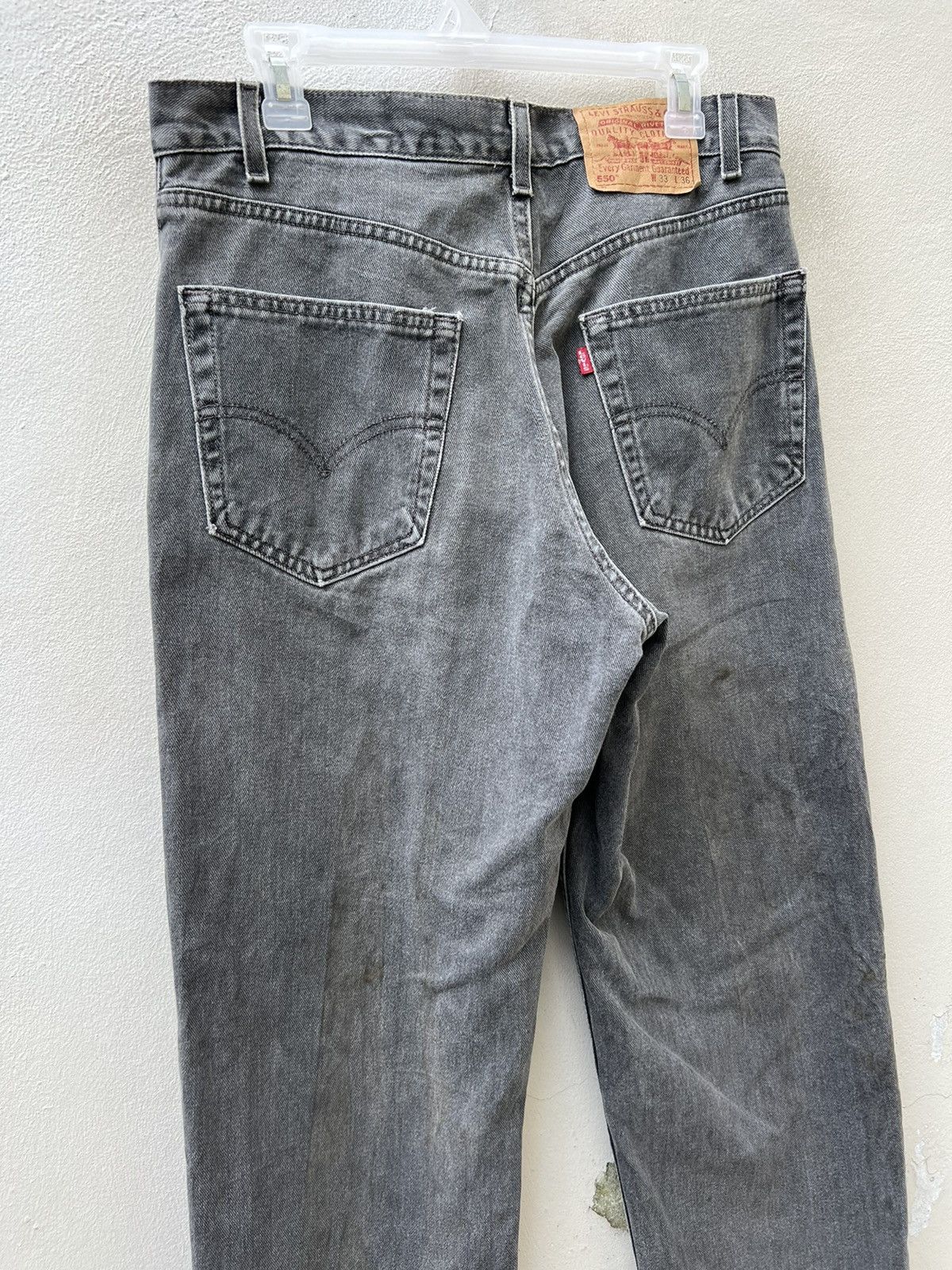Levi's VTG 2002 Levi’s 550 Dirty Fade Black Denim Relaxed Fit Jeans Size US 32 / EU 48 - 15 Thumbnail