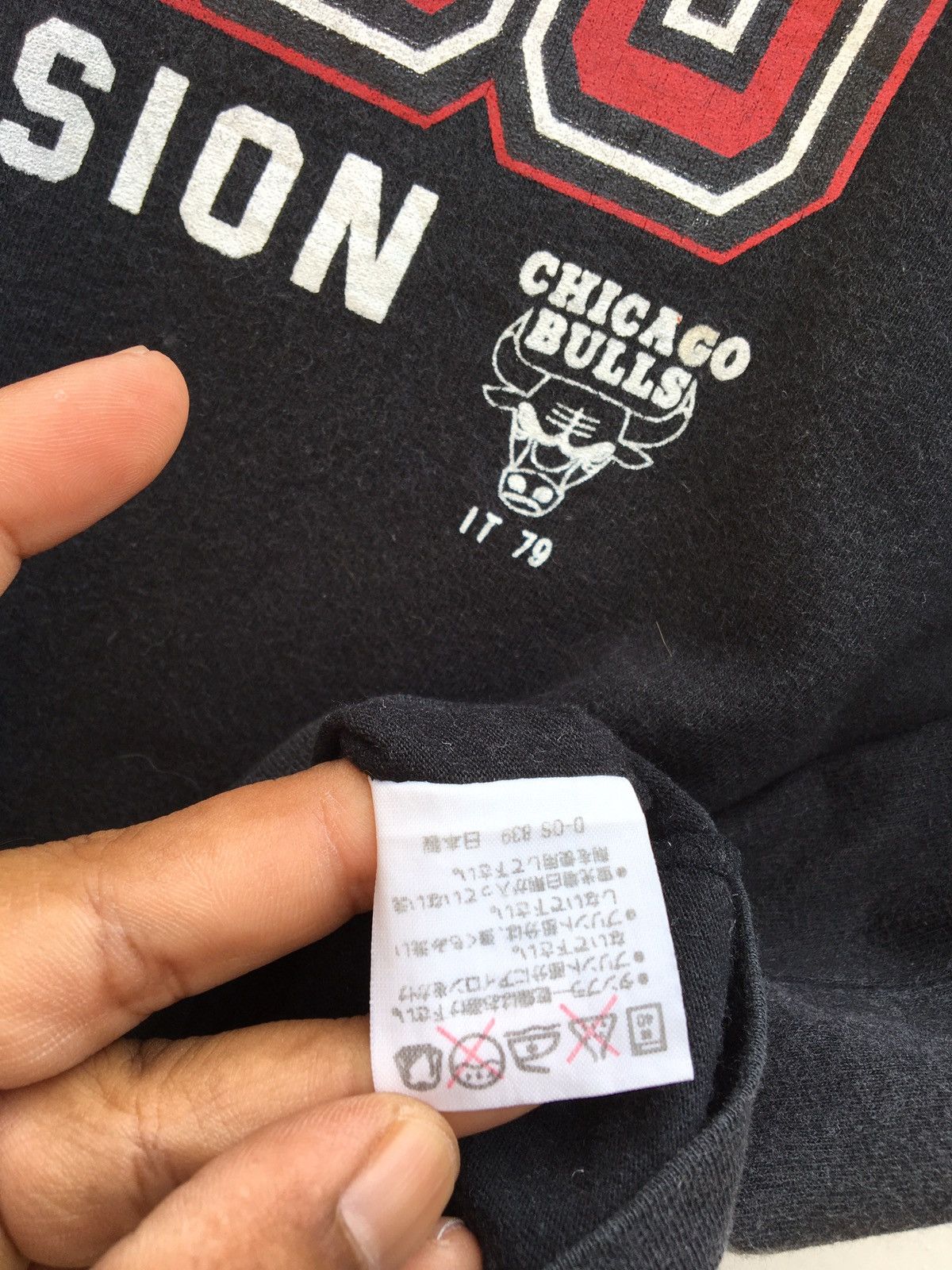 NBA Vintage 90s Chicago Bulls NBA Logo Tshirt Size US S / EU 44-46 / 1 - 9 Thumbnail