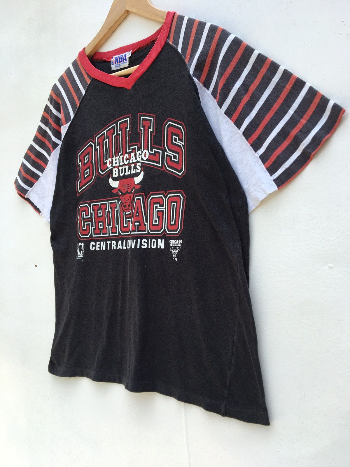 NBA Vintage 90s Chicago Bulls NBA Logo Tshirt Size US S / EU 44-46 / 1 - 2 Thumbnail