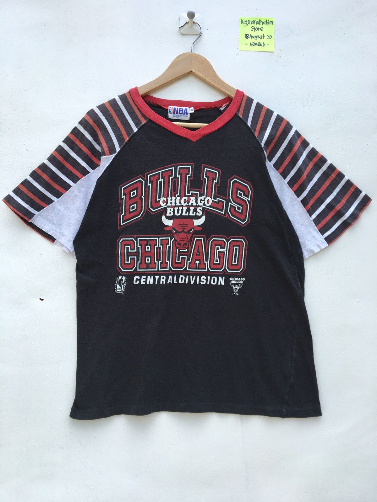NBA Vintage 90s Chicago Bulls NBA Logo Tshirt Size US S / EU 44-46 / 1 - 1 Thumbnail