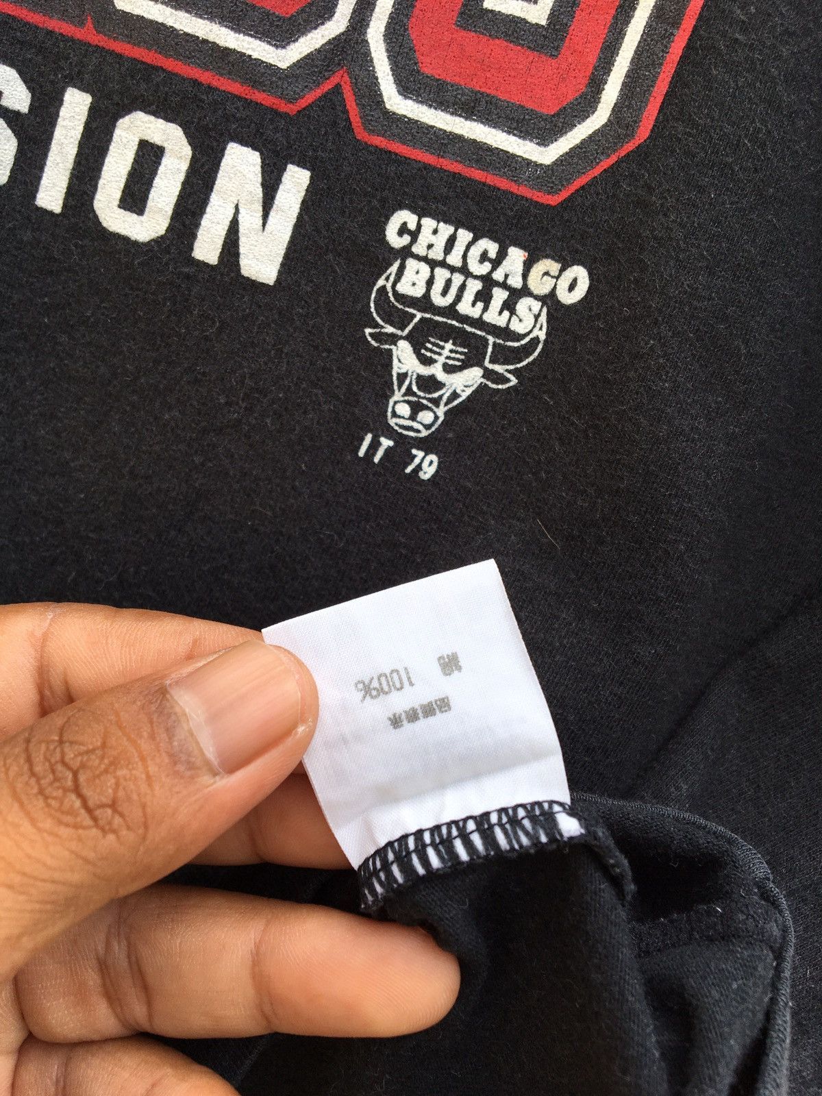 NBA Vintage 90s Chicago Bulls NBA Logo Tshirt Size US S / EU 44-46 / 1 - 8 Thumbnail