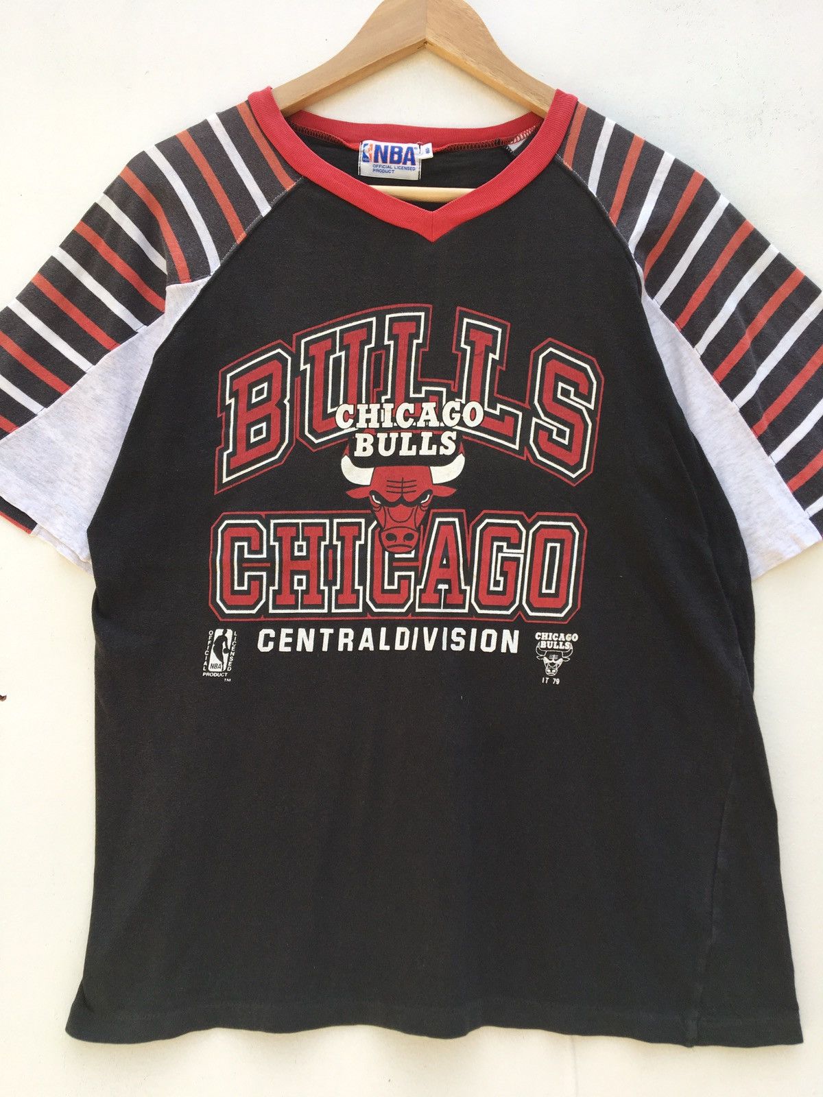 NBA Vintage 90s Chicago Bulls NBA Logo Tshirt Size US S / EU 44-46 / 1 - 3 Thumbnail