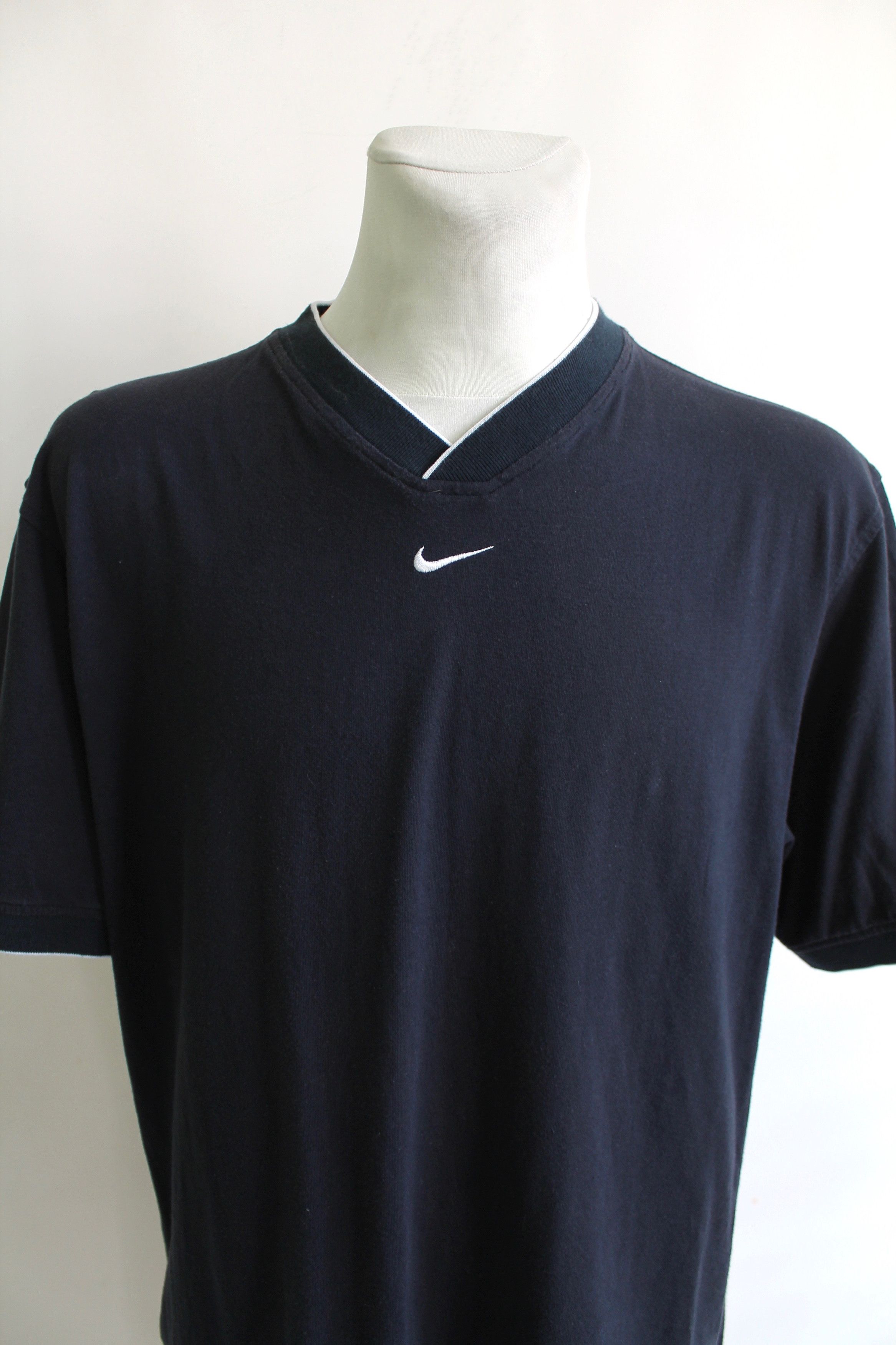 Nike 90's NIKE V neck Swoosh T Shirt Navy blue XL Size US XL / EU 56 / 4 - 3 Thumbnail