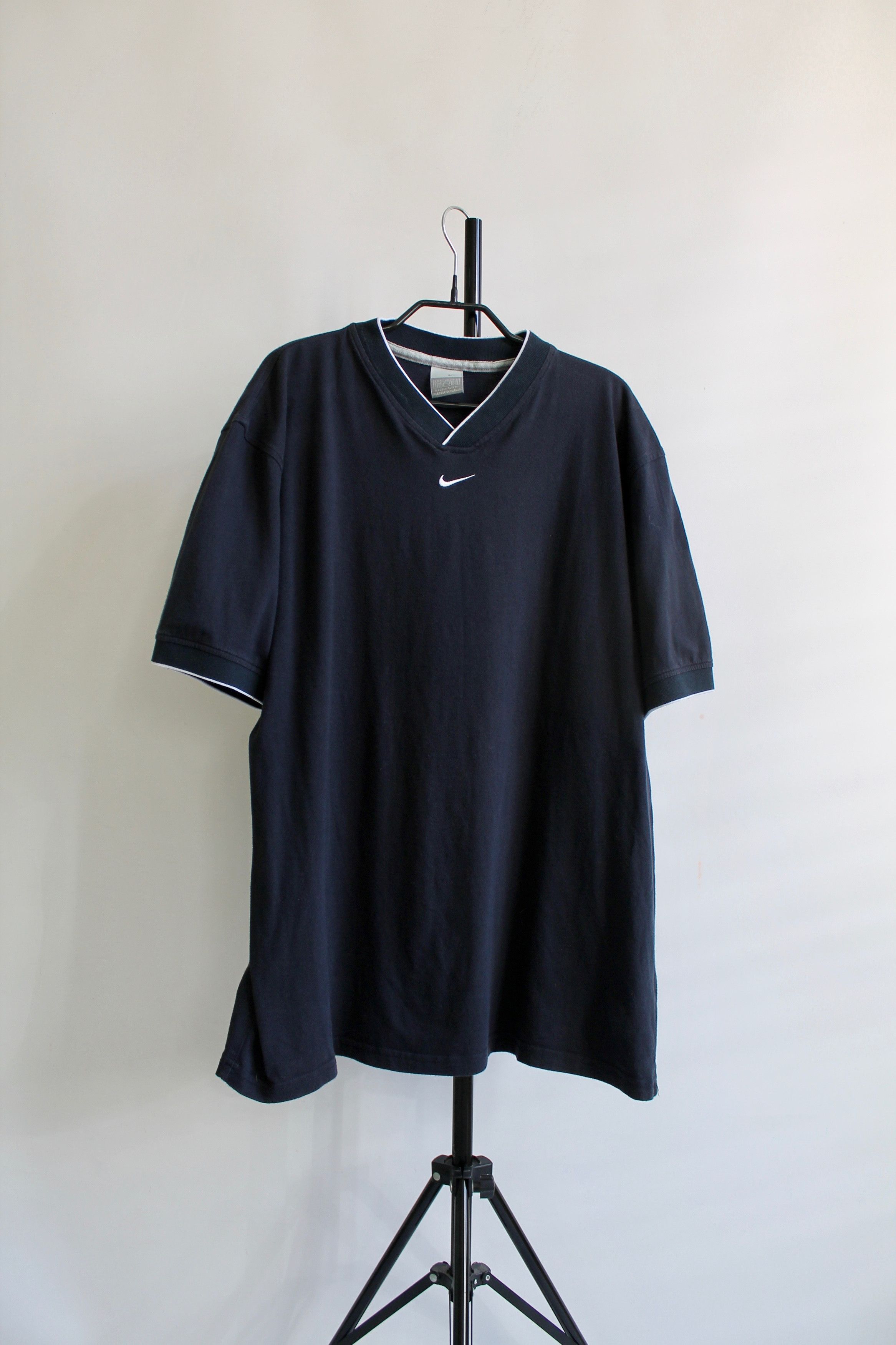 Nike 90's NIKE V neck Swoosh T Shirt Navy blue XL Size US XL / EU 56 / 4 - 1 Thumbnail