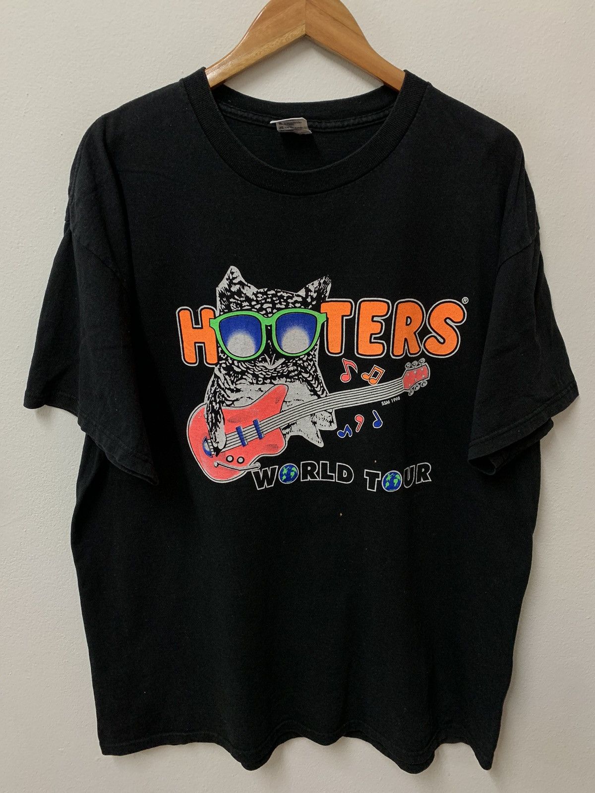 Vintage Vintage90s 1998 Hooters World Tour T-shirt | Grailed