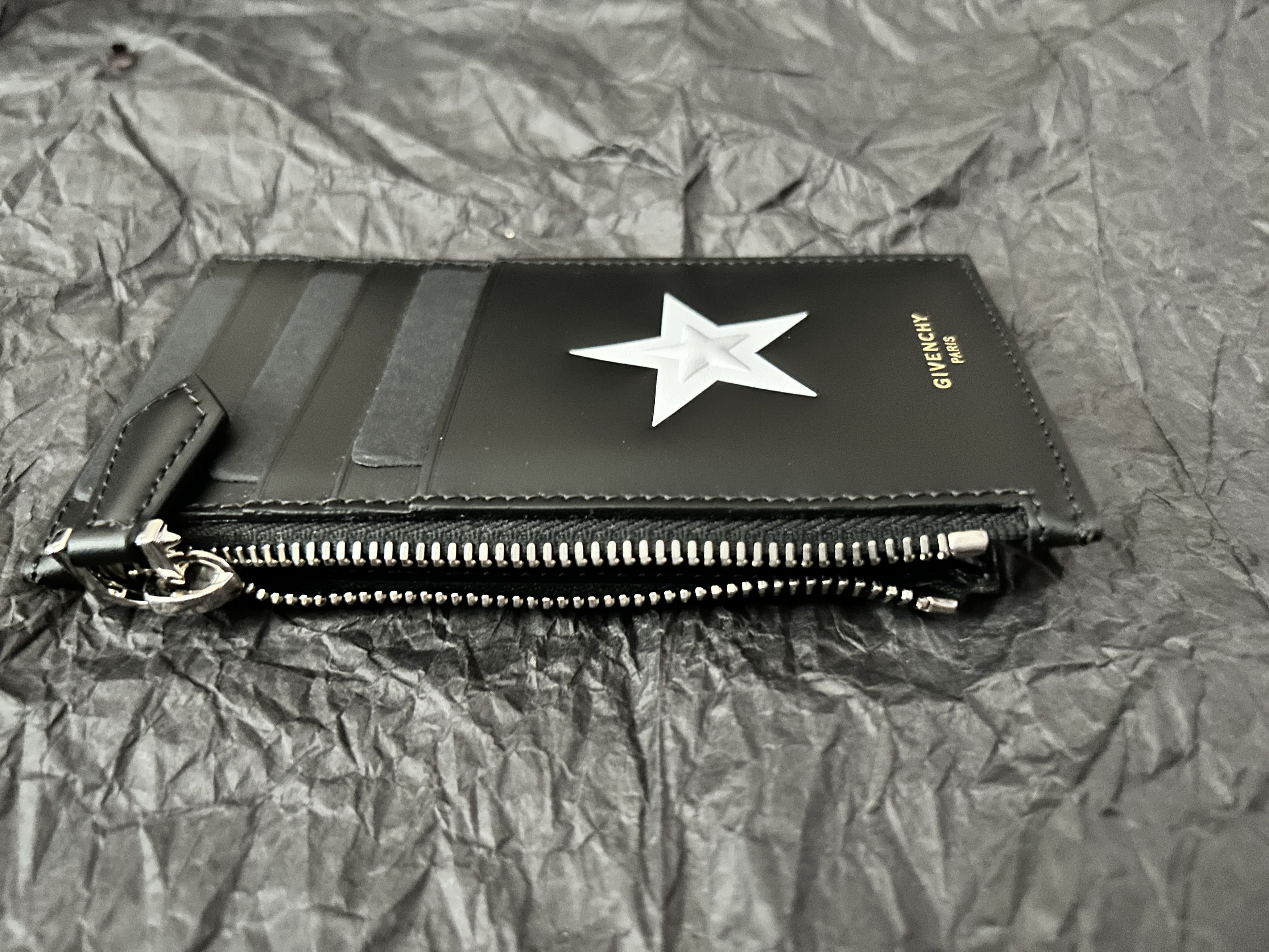 Givenchy Embossed Star cardholder wallet black print zippezi Size 26 - 2 Thumbnail