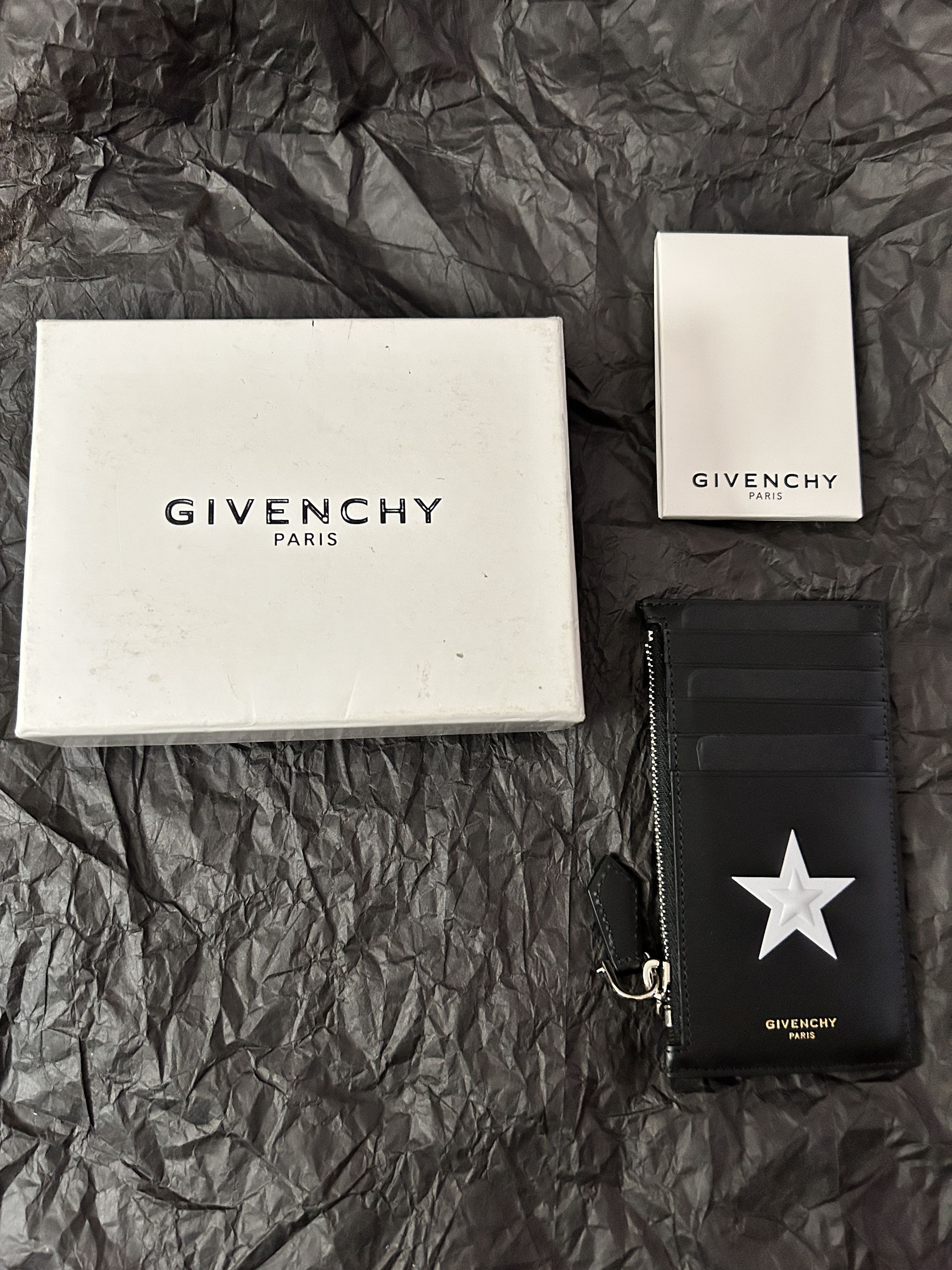 Givenchy Embossed Star cardholder wallet black print zippezi Size 26 - 3 Thumbnail