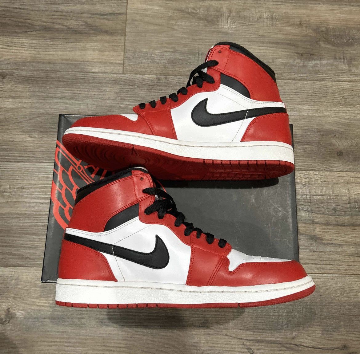 Jordan Brand × Nike Jordan 1 High Chicago 2013 Size 10.5 Size US 10.5 / EU 43-44 - 2 Thumbnail