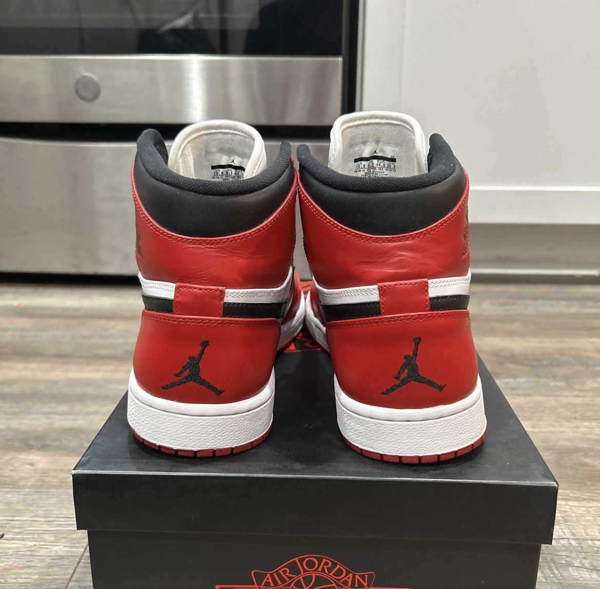 Jordan Brand × Nike Jordan 1 High Chicago 2013 Size 10.5 Size US 10.5 / EU 43-44 - 4 Thumbnail