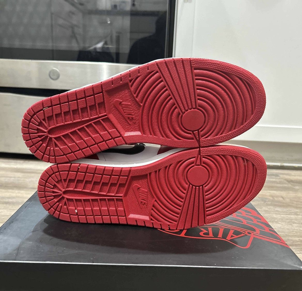 Jordan Brand × Nike Jordan 1 High Chicago 2013 Size 10.5 Size US 10.5 / EU 43-44 - 5 Thumbnail