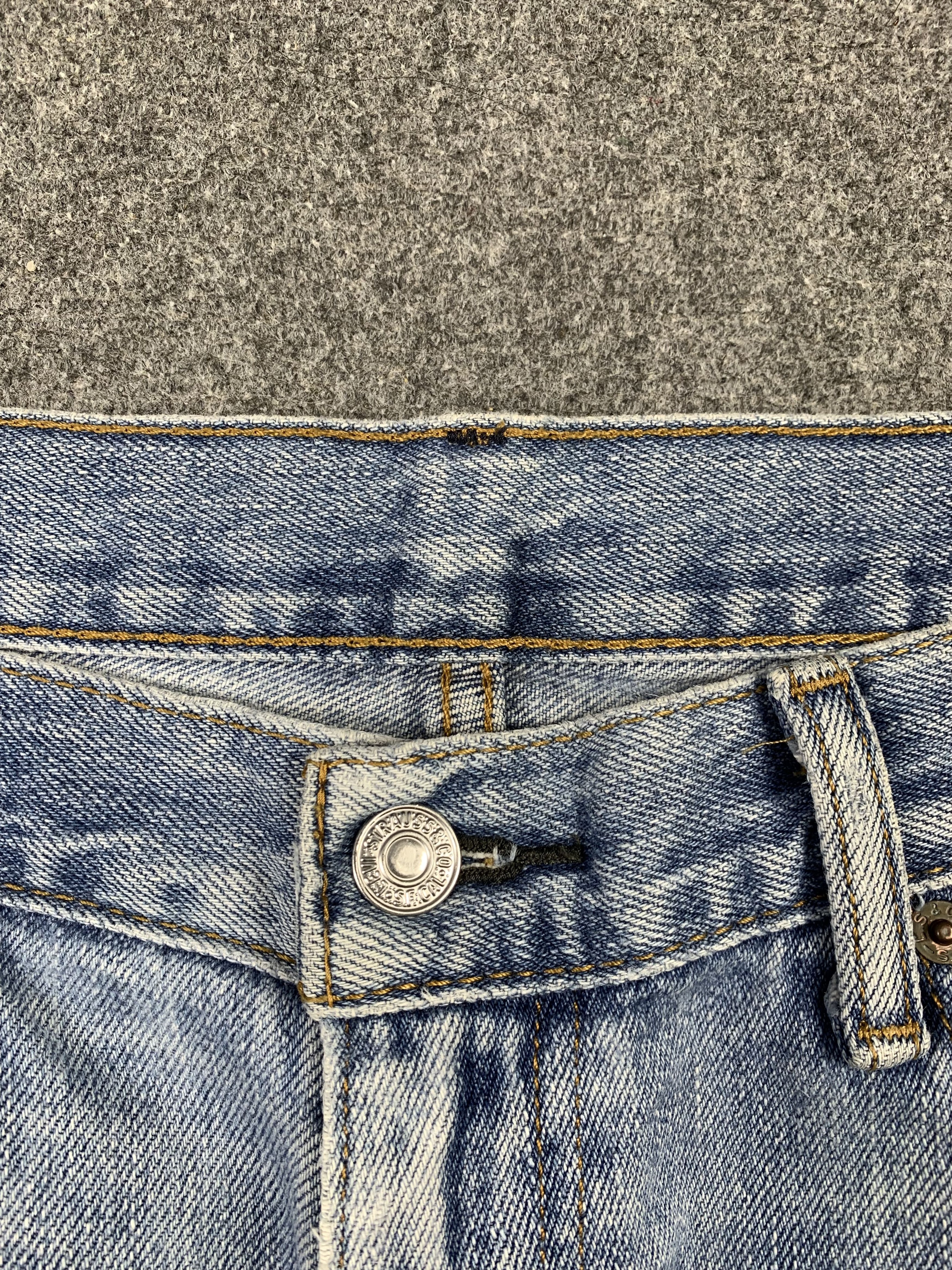 Levi's Vintage Levis 550 Light Wash Jeans DP2160 Size US 35 - 14 Thumbnail
