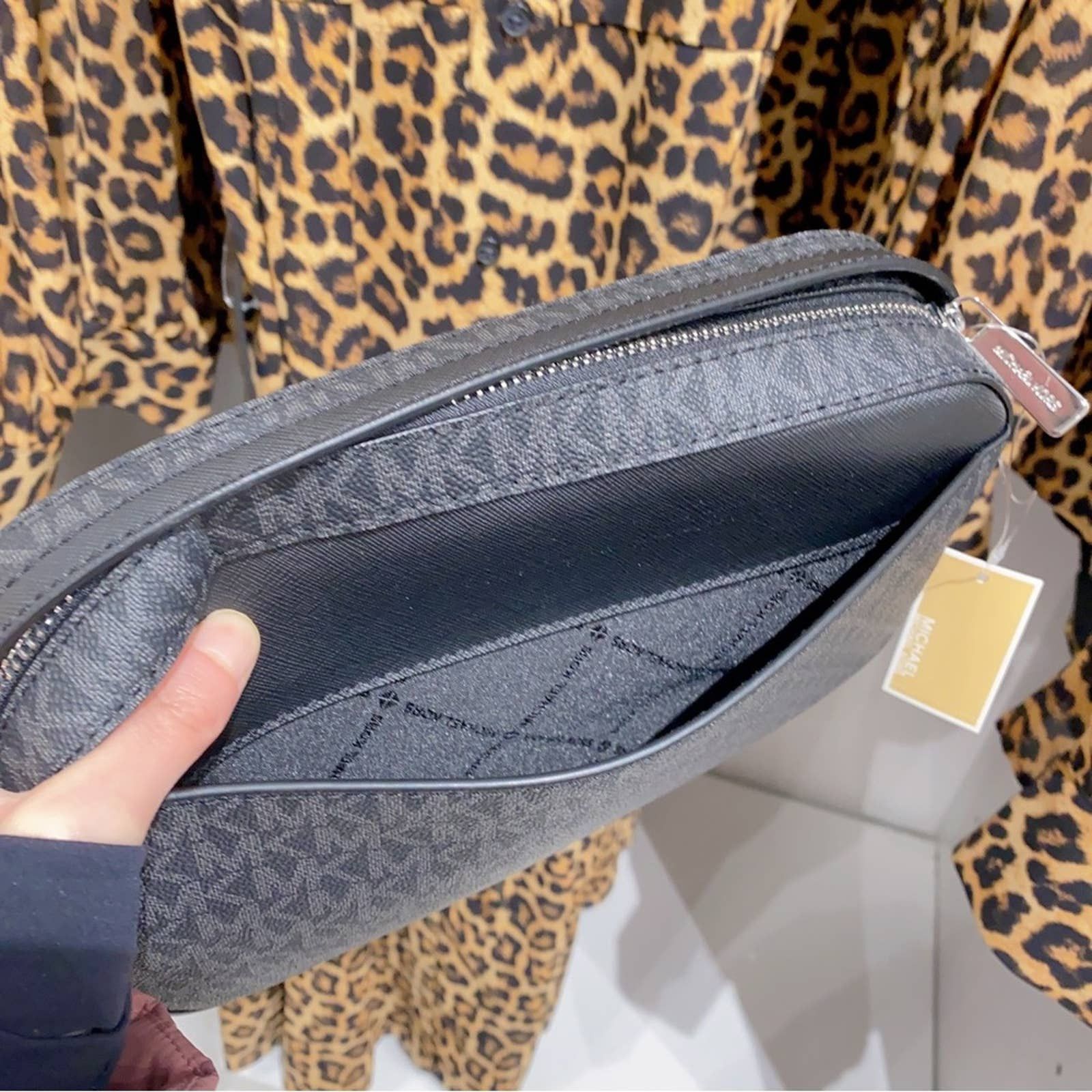 Michael Kors Jet Set Zip Crossbody in black signature
