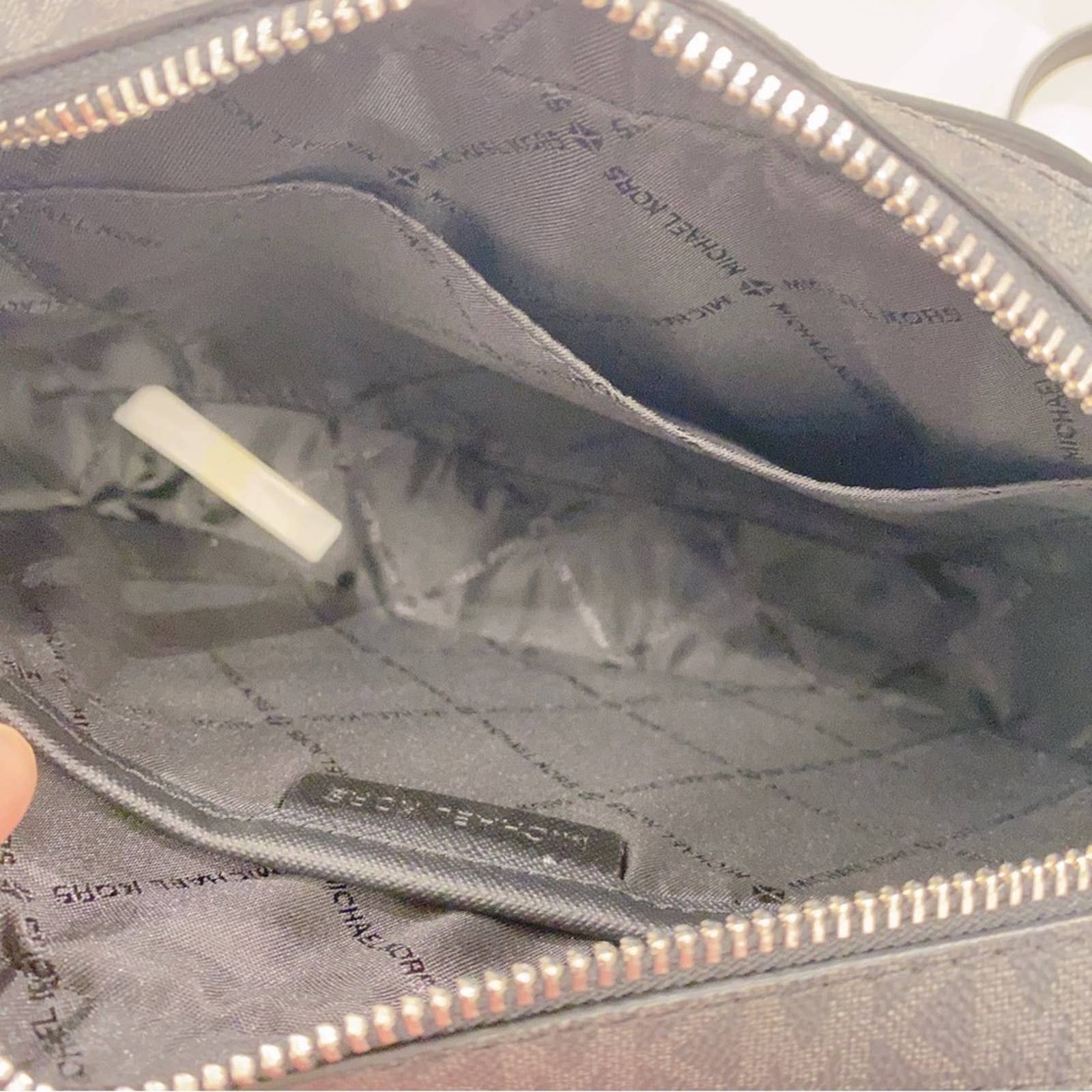Michael Kors Jet Set Zip Crossbody in black signature