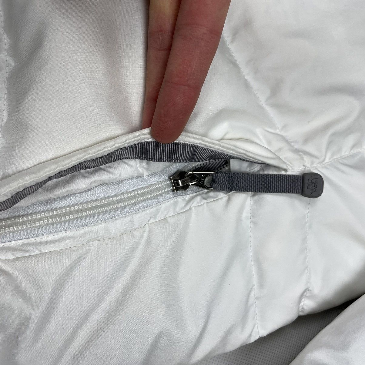 The North Face × Vintage Vintage The North Face Nuptse 550 White Puffer Jacket L Size L / US 10 / IT 46 - 6 Thumbnail
