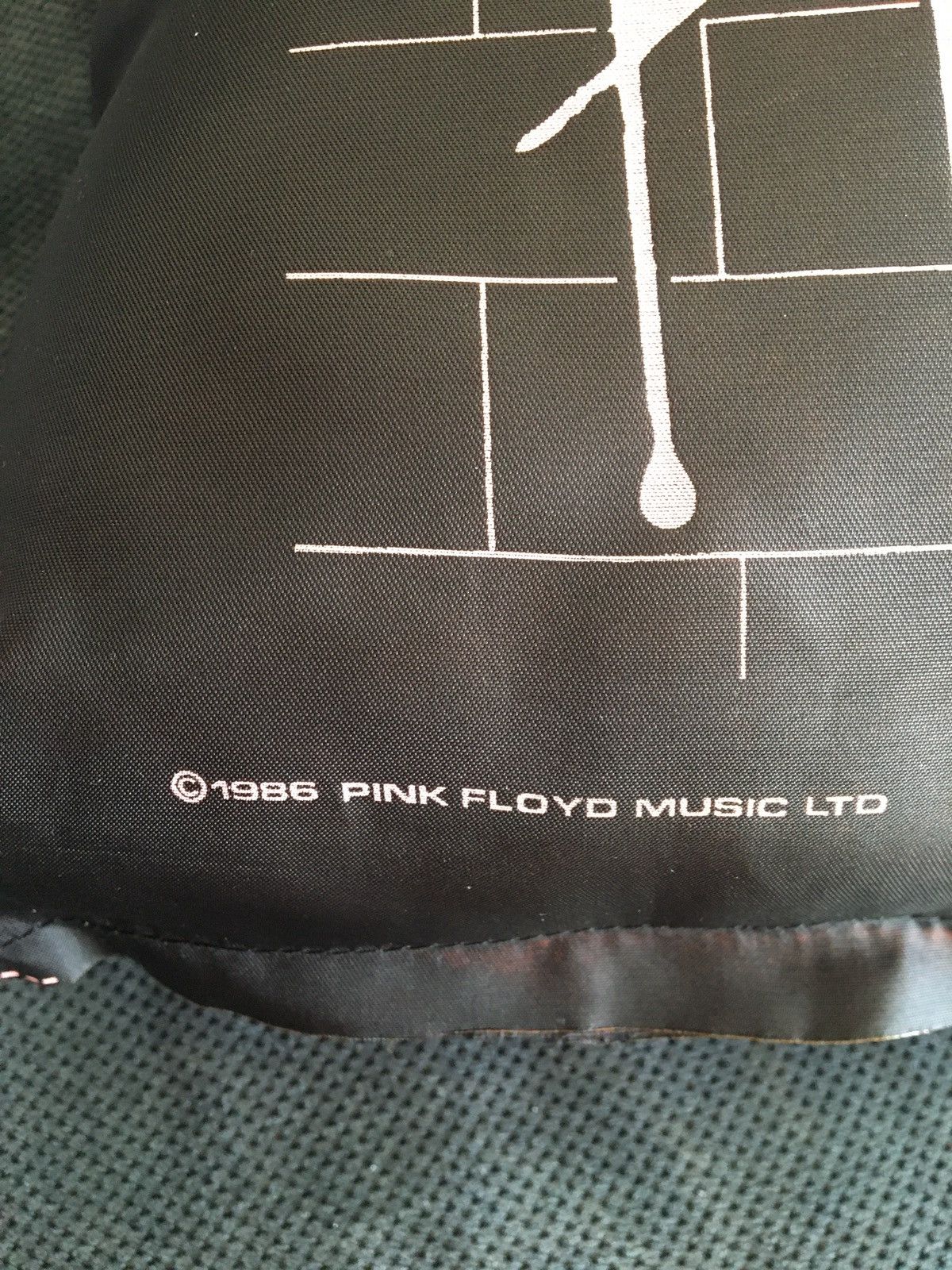 Band Tees × Pink Floyd × Vintage Vintage 1986 Pink Floyd Pillow Pink Black Size ONE SIZE - 4 Thumbnail