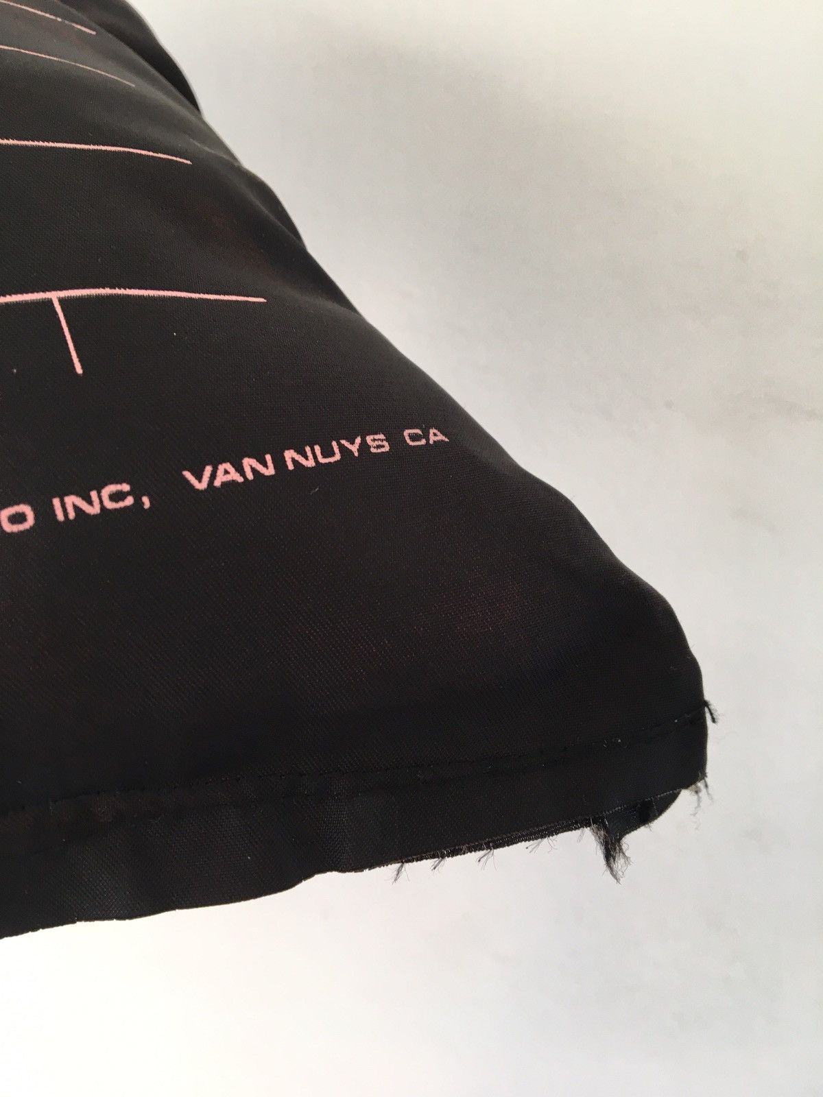 Band Tees × Pink Floyd × Vintage Vintage 1986 Pink Floyd Pillow Pink Black Size ONE SIZE - 7 Thumbnail