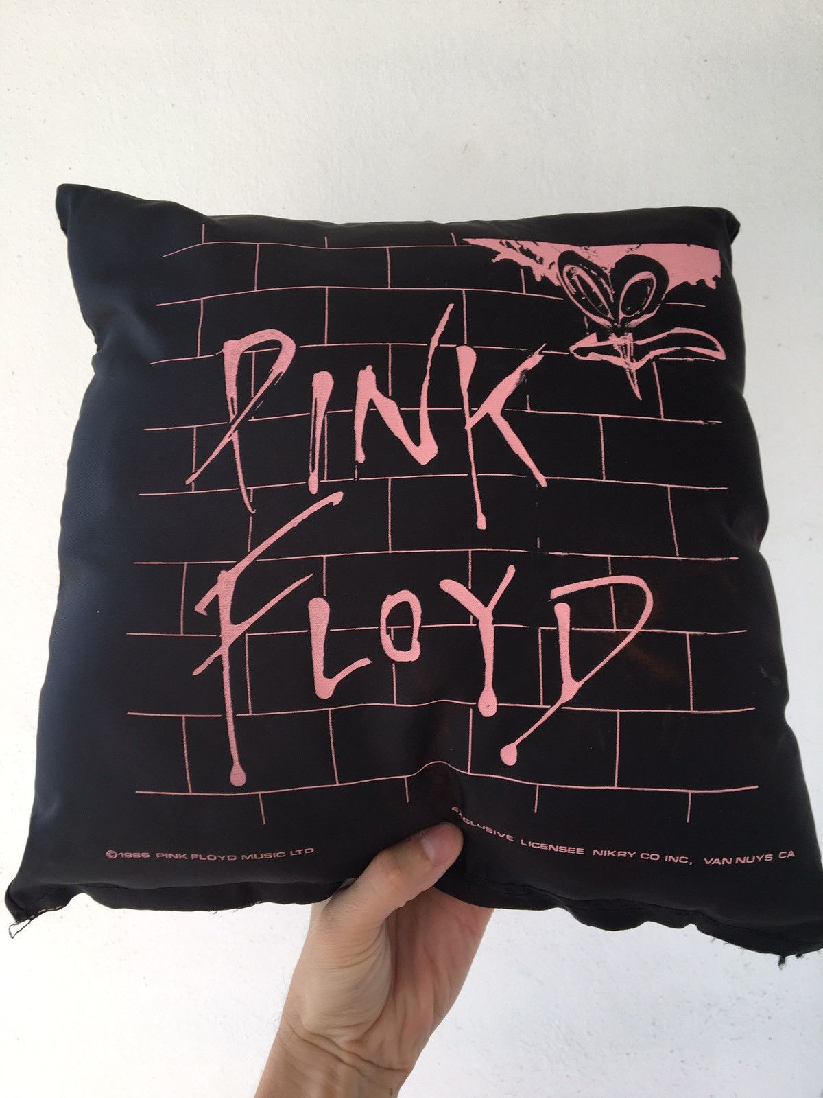 Band Tees × Pink Floyd × Vintage Vintage 1986 Pink Floyd Pillow Pink Black Size ONE SIZE - 1 Thumbnail