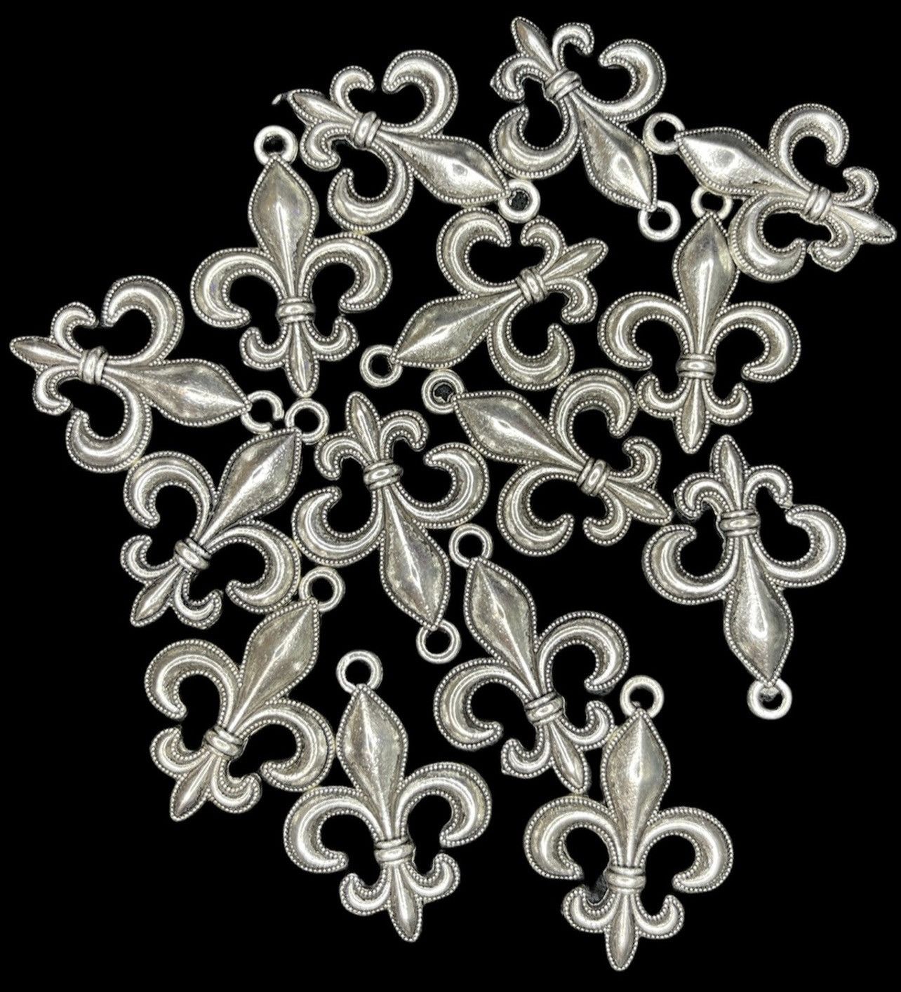 Jewelry × Vintage Fleur de Lis Pendant Charm Silver Jewelry (5 pieces) Size ONE SIZE - 1 Thumbnail