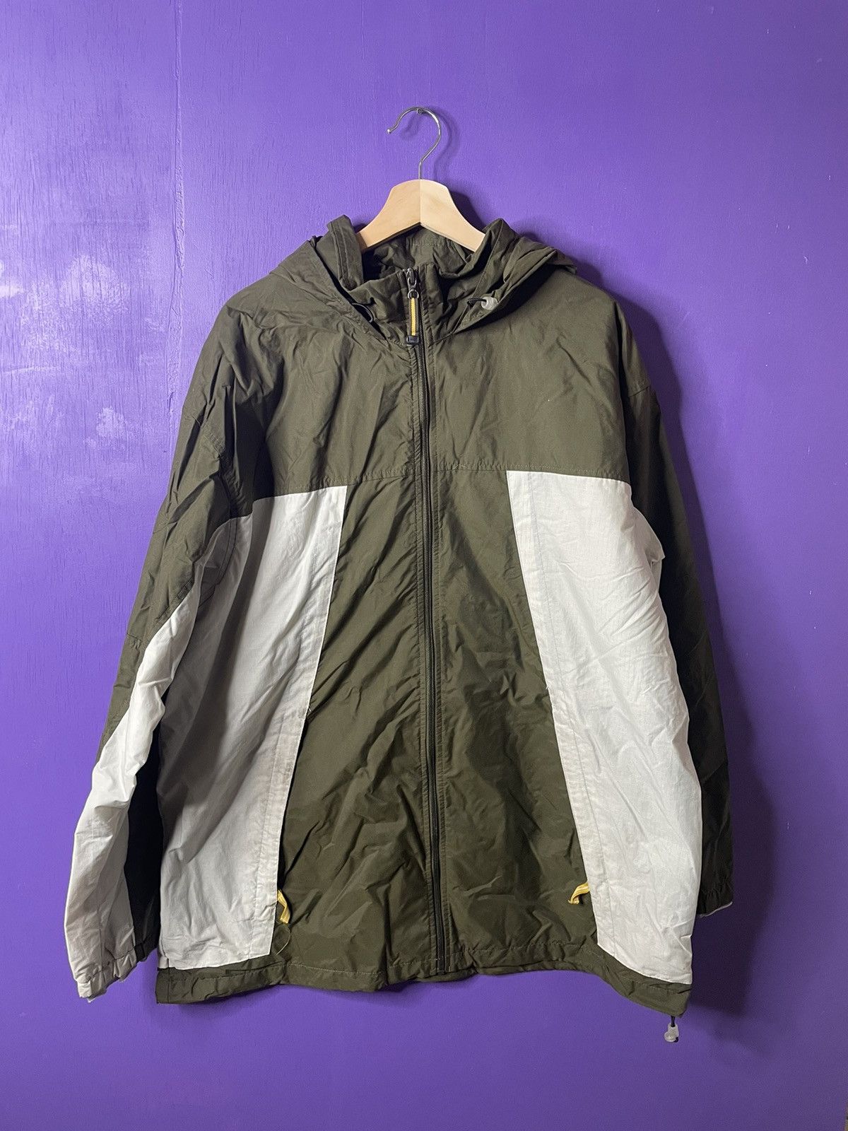 Vintage ‘00s Nike essential chest swoosh windbreaker jacket