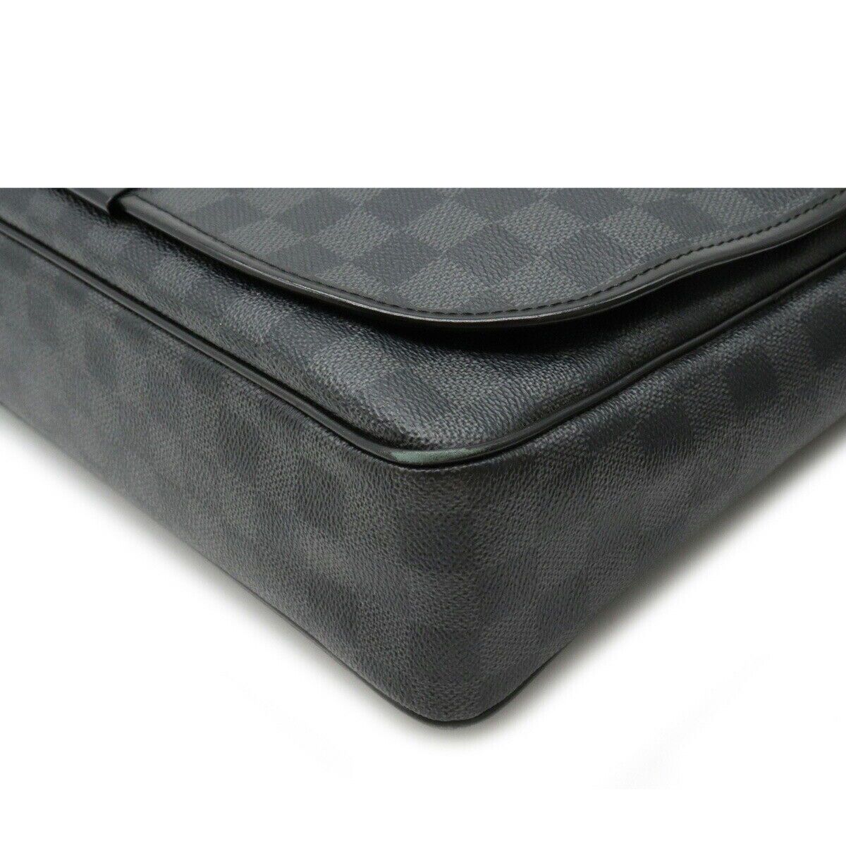 LOUIS VUITTON Damier Graffitt Daniel MM Shoulder Bag Messenger B