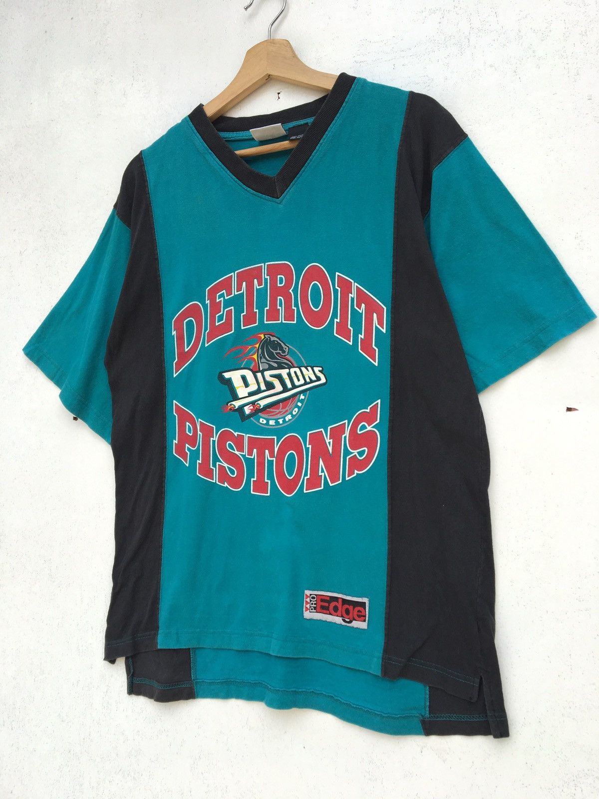 NBA Vintage 90s NBA Detroit Pistons Tshirt Size US M / EU 48-50 / 2 - 4 Thumbnail