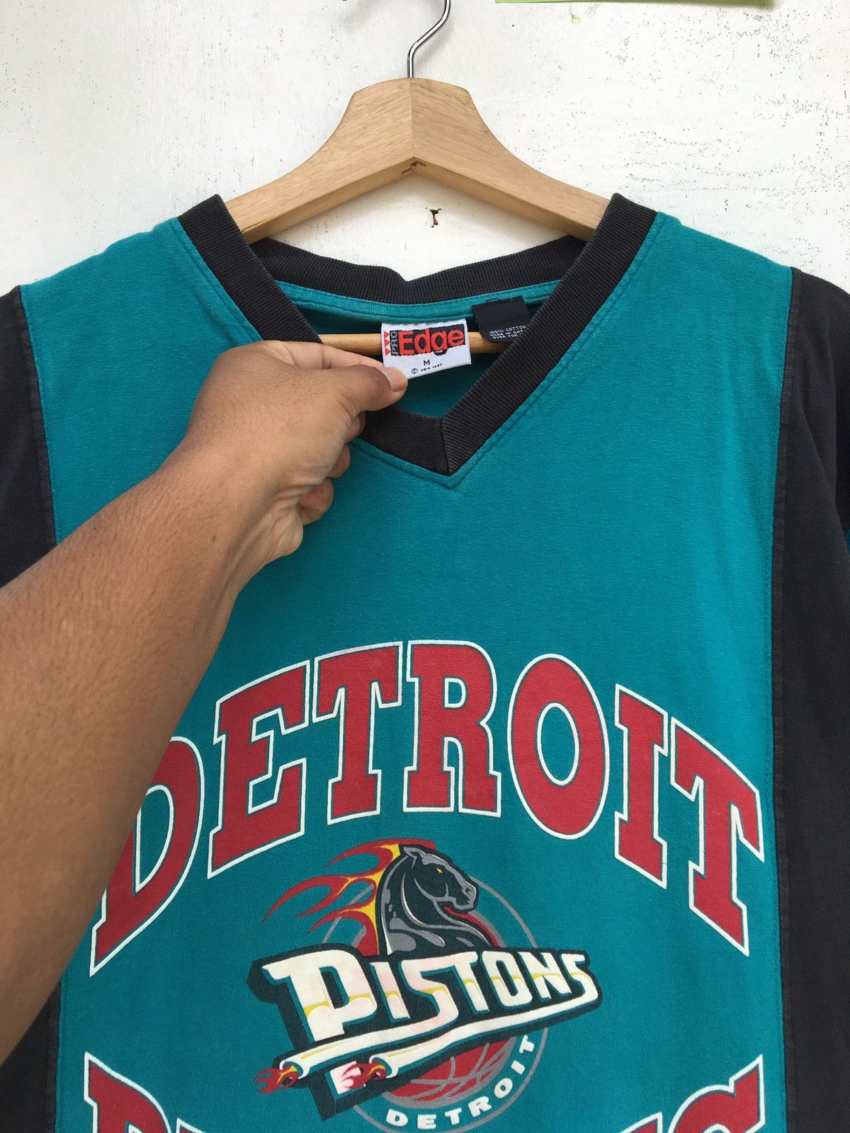 NBA Vintage 90s NBA Detroit Pistons Tshirt Size US M / EU 48-50 / 2 - 5 Thumbnail