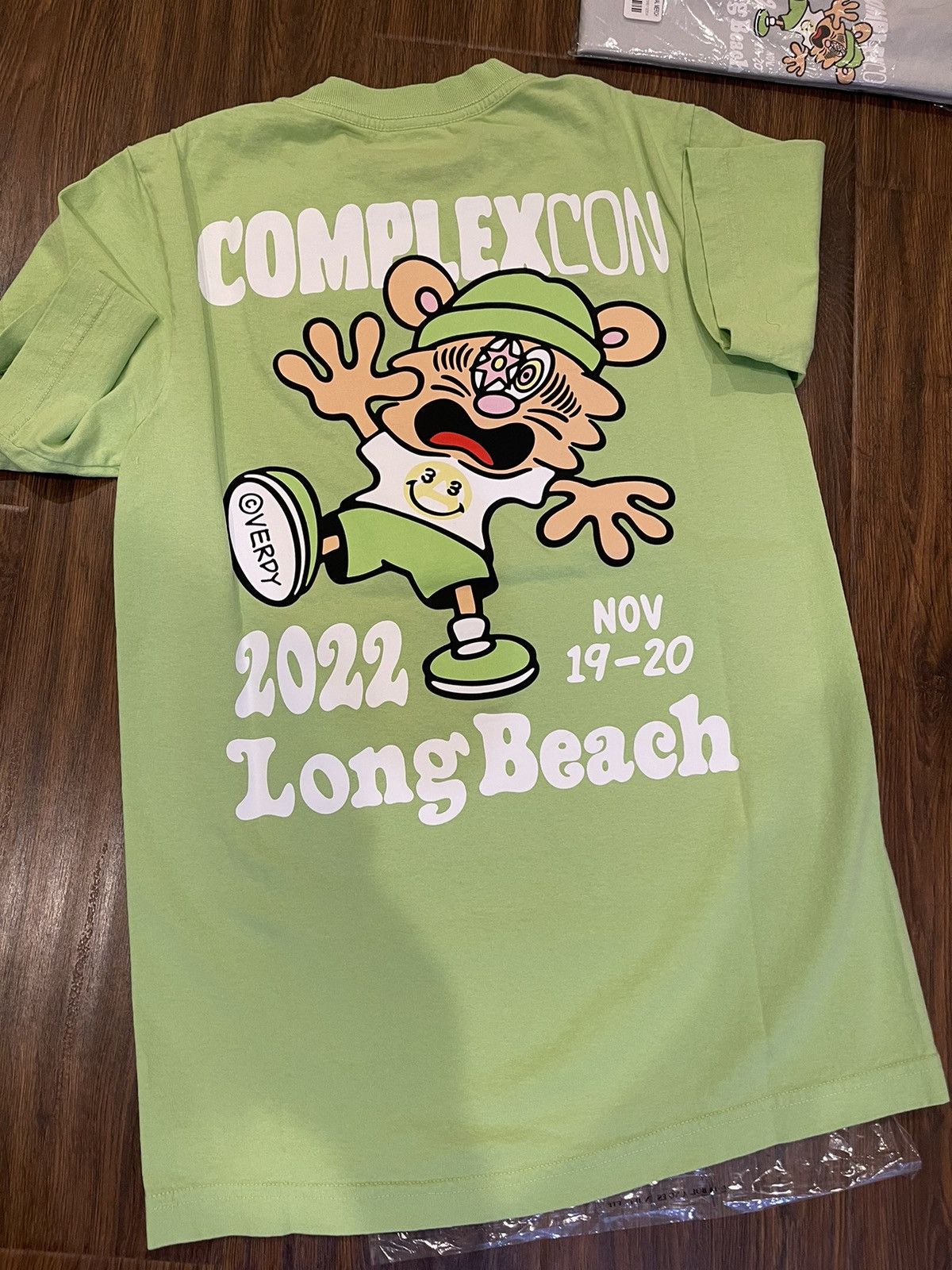 GIRLS cheapest DON’T CRY VERDY COMPLEXCON 2022 CREW GREEN SZ M