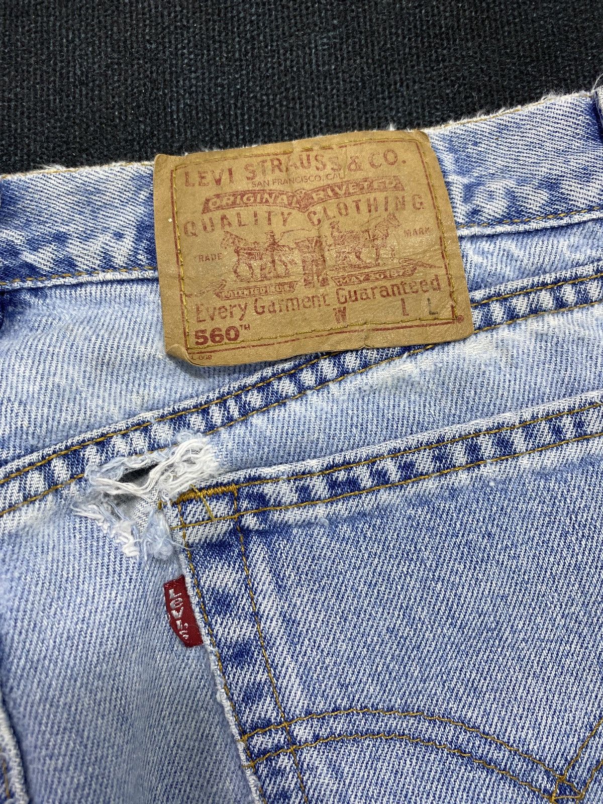 Levi's VINTAGE LEVIS 560 DISTRESSED BLUE WASH JEANS-J445 Size US 32 / EU 48 - 16 Thumbnail