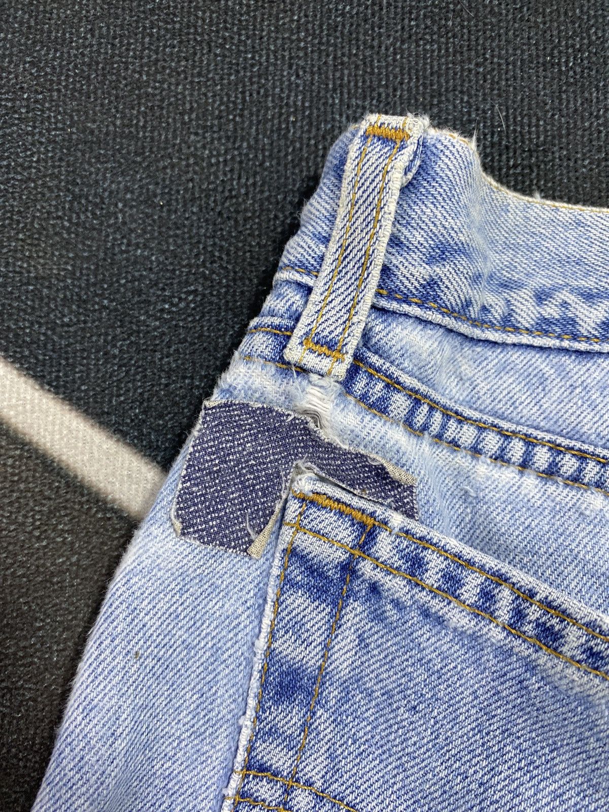 Levi's VINTAGE LEVIS 560 DISTRESSED BLUE WASH JEANS-J445 Size US 32 / EU 48 - 14 Thumbnail