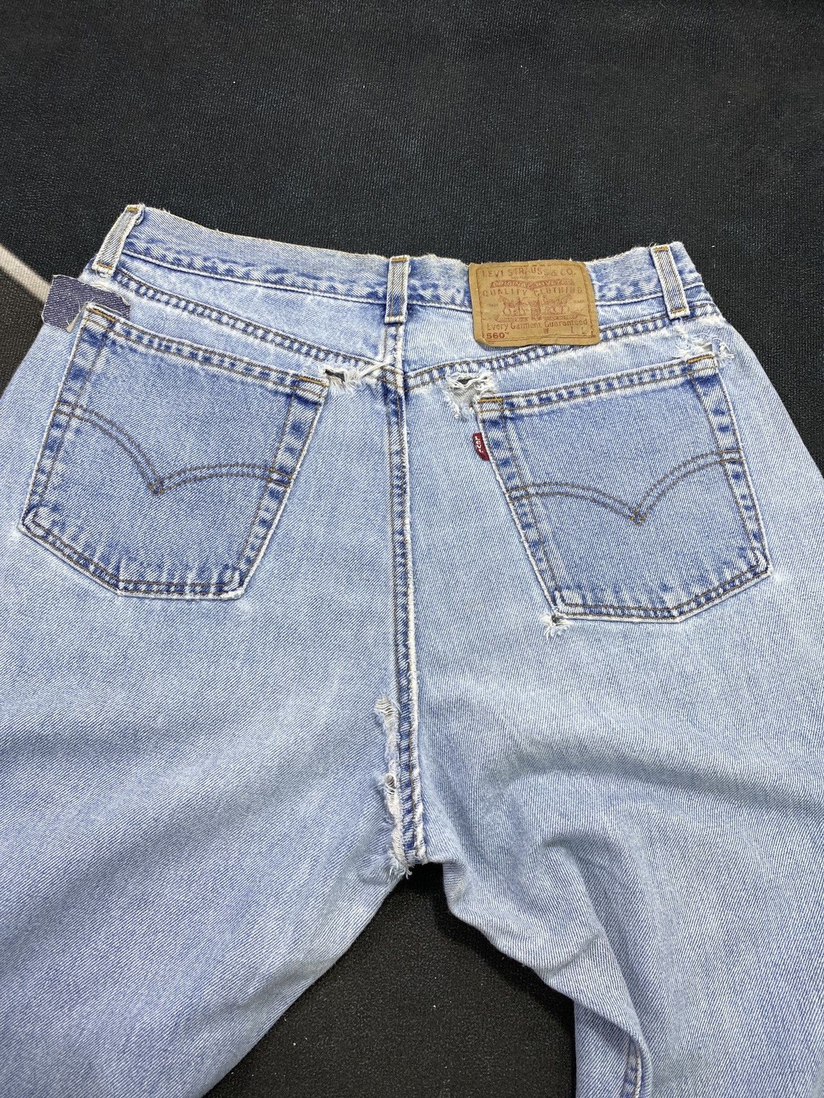 Levi's VINTAGE LEVIS 560 DISTRESSED BLUE WASH JEANS-J445 Size US 32 / EU 48 - 13 Thumbnail