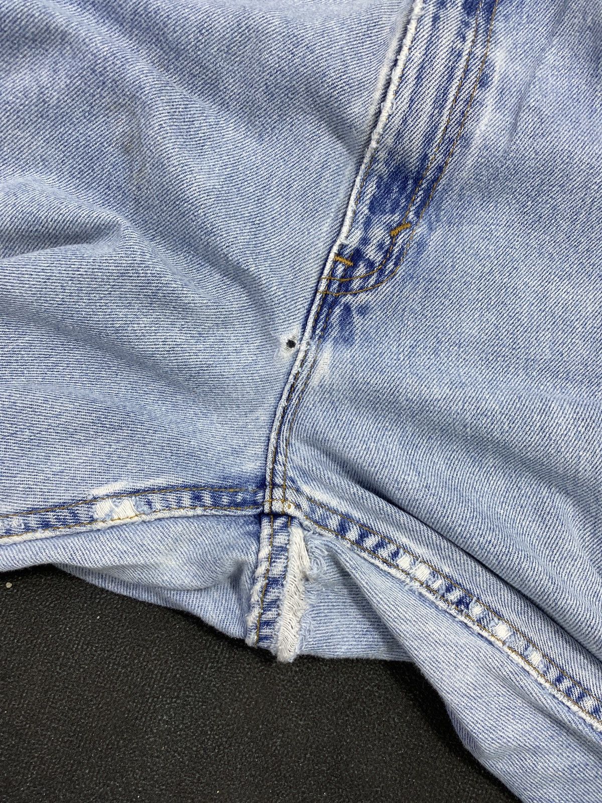 Levi's VINTAGE LEVIS 560 DISTRESSED BLUE WASH JEANS-J445 Size US 32 / EU 48 - 11 Thumbnail