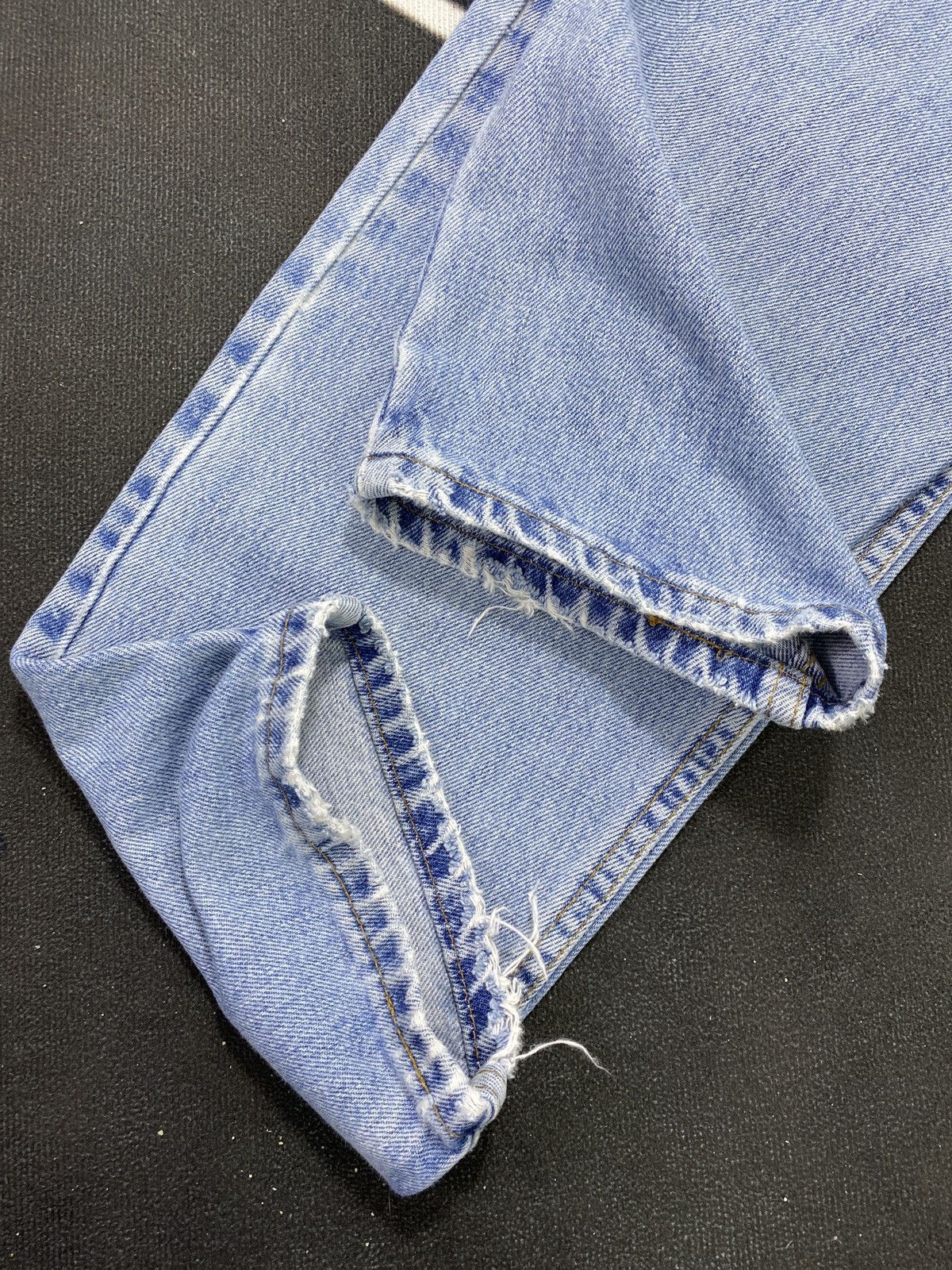 Levi's VINTAGE LEVIS 560 DISTRESSED BLUE WASH JEANS-J445 Size US 32 / EU 48 - 10 Thumbnail