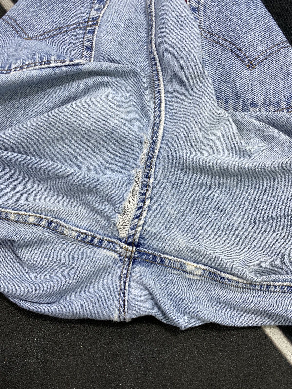 Levi's VINTAGE LEVIS 560 DISTRESSED BLUE WASH JEANS-J445 Size US 32 / EU 48 - 12 Thumbnail