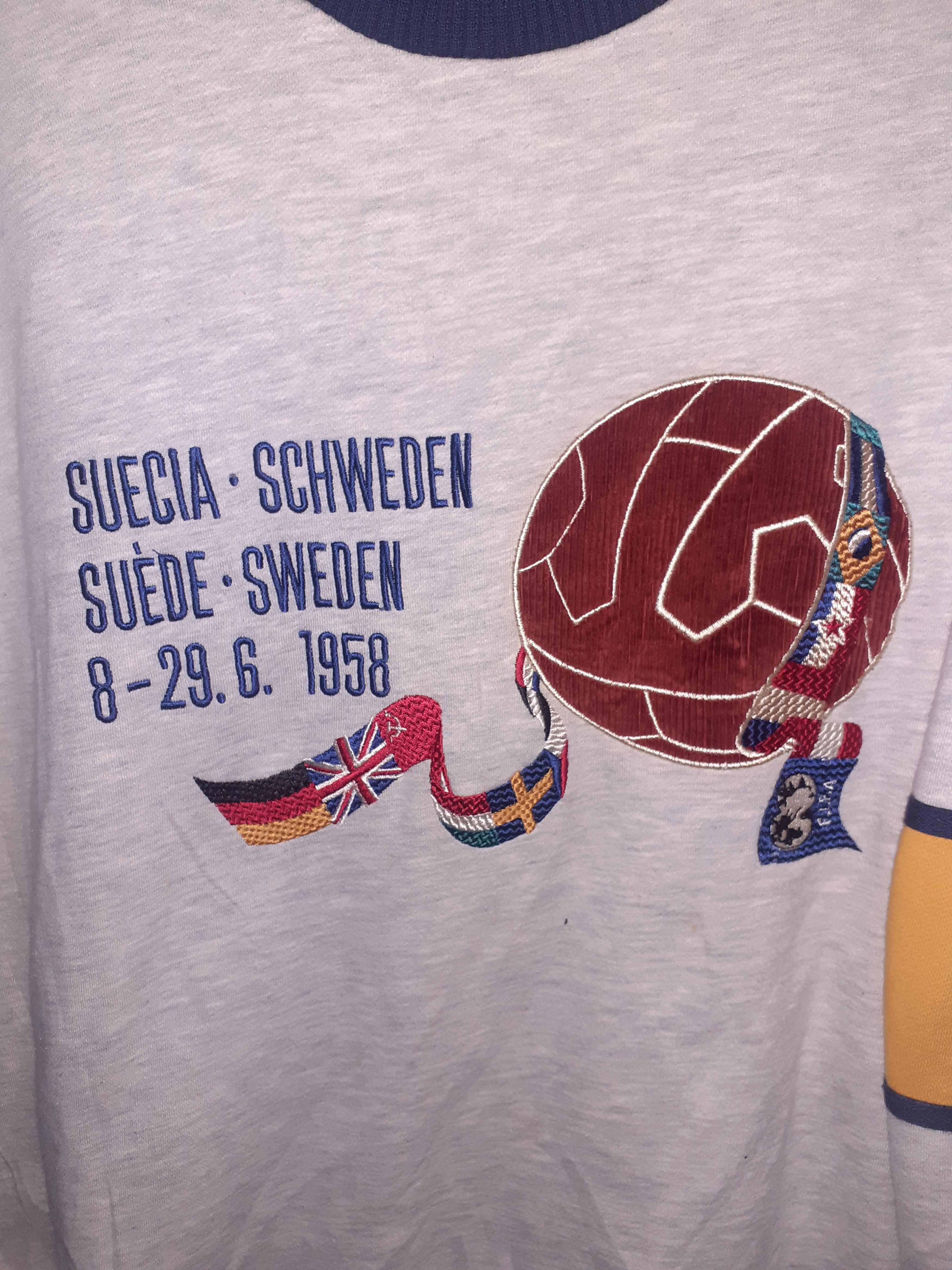 Adidas Originals World Cup store Soccer Ball Gray Crew Neck Sweater size M