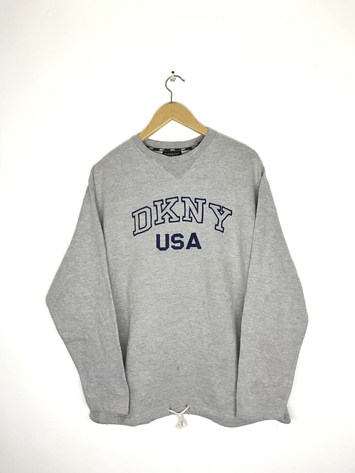 DKNY DONNA KARAN NEW YORK SWEATER CREWNECK SINGLE V SPELLOUT