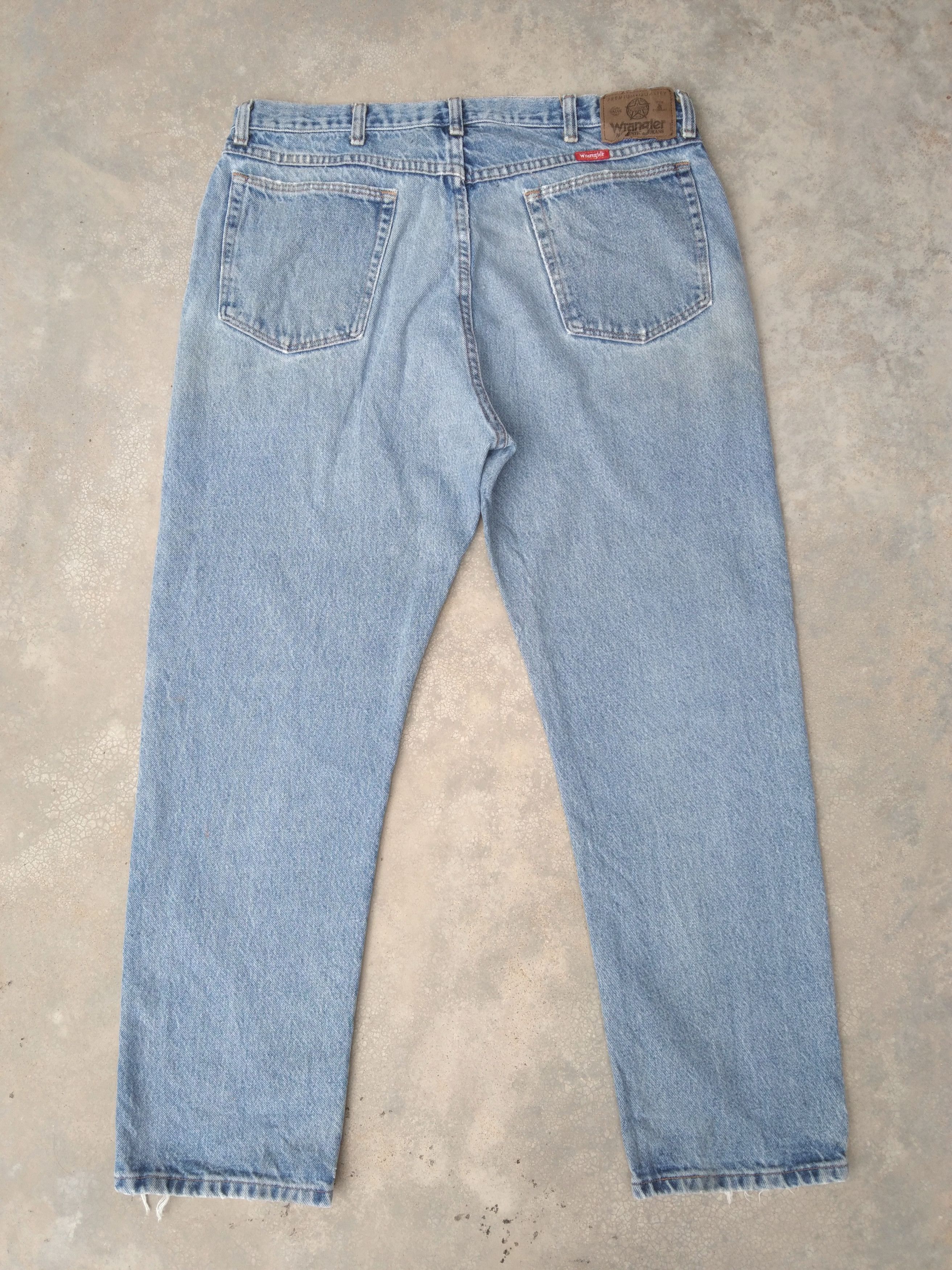 Japanese Brand 90s Vintage Wrangler Made In USA Distressed Jeans 36x30 Size US 36 / EU 52 - 2 Thumbnail