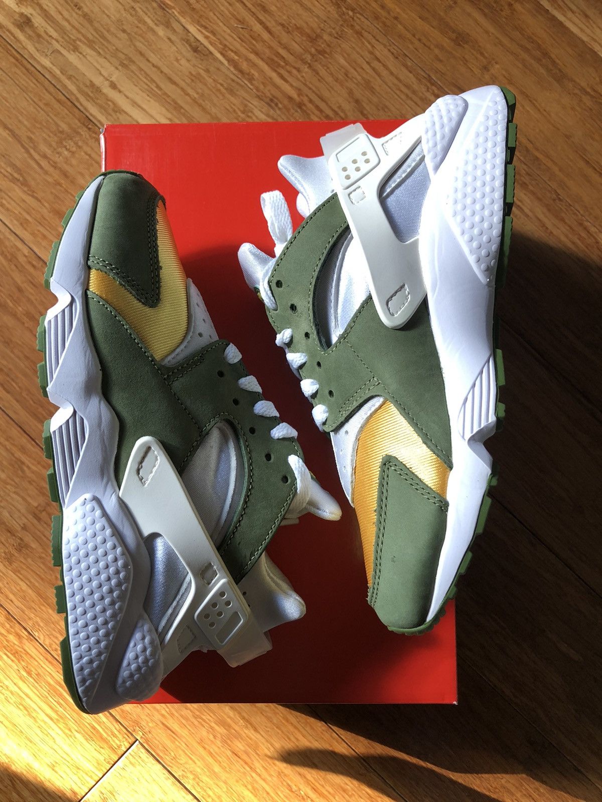 Nike × Stussy US 5 NIKE HUARACHE LE STUSSY olive green white yellow Size US 5 / EU 37 - 3 Thumbnail