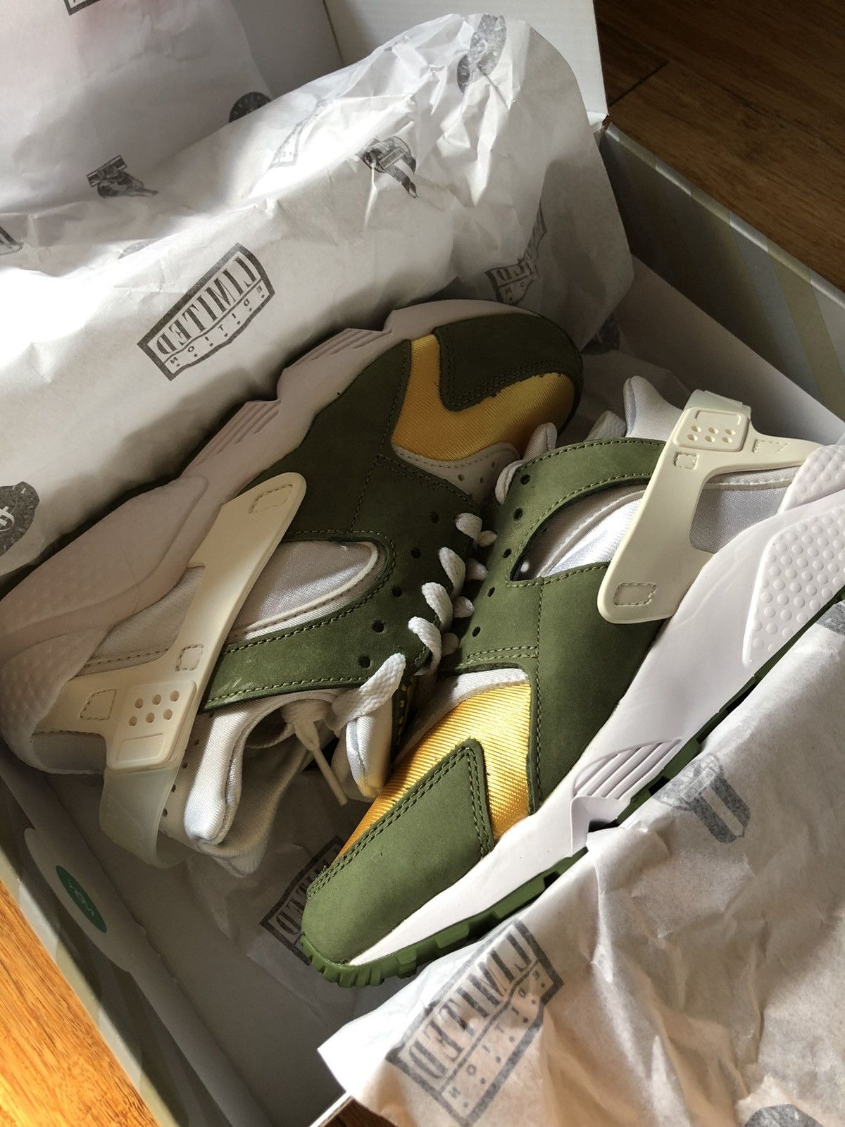 Nike × Stussy US 5 NIKE HUARACHE LE STUSSY olive green white yellow Size US 5 / EU 37 - 1 Thumbnail